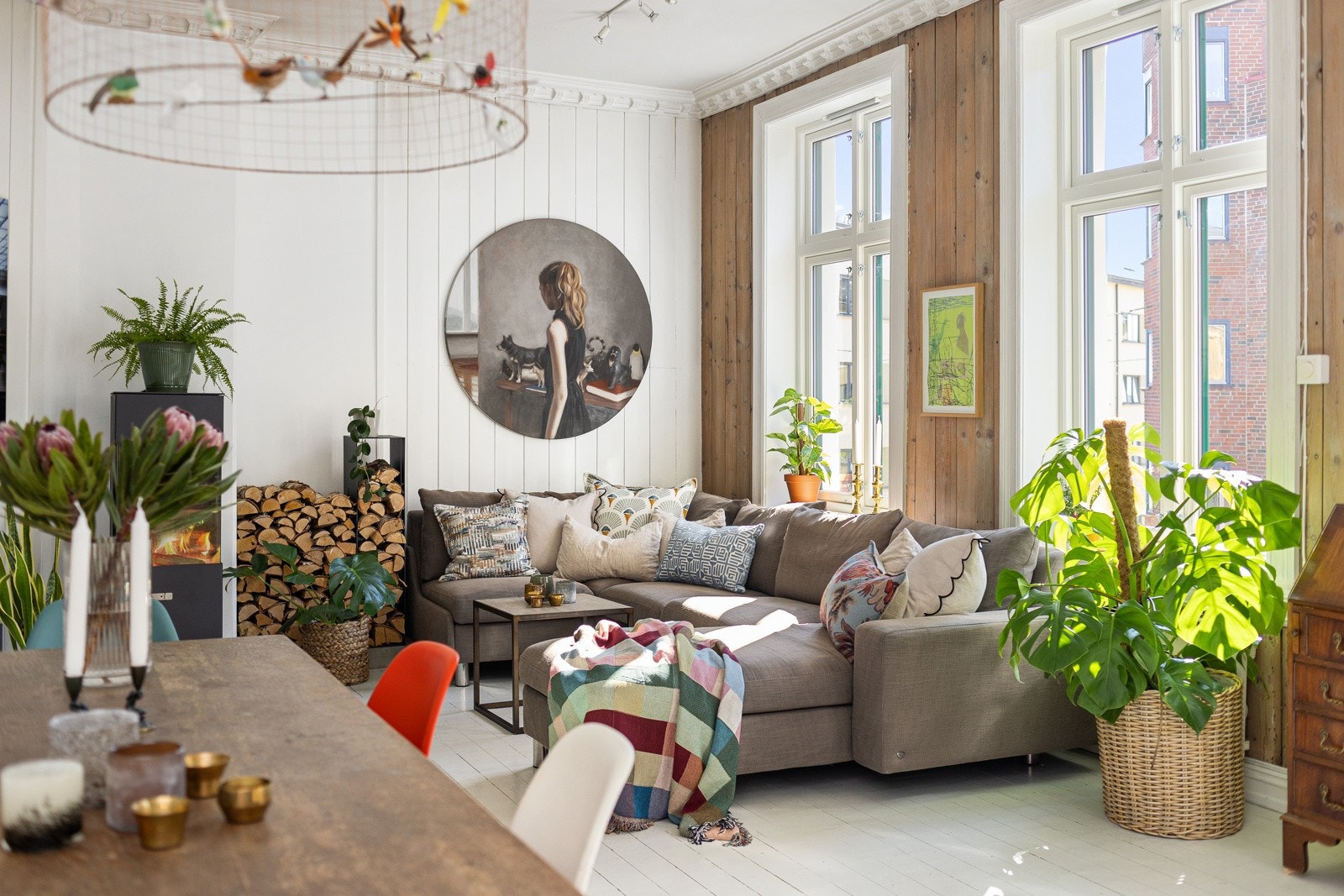 En stor, lys og sjarmerende 4-roms toppleilighet over to plan i en flott klassisk bygård fra 1880. Galleribilde