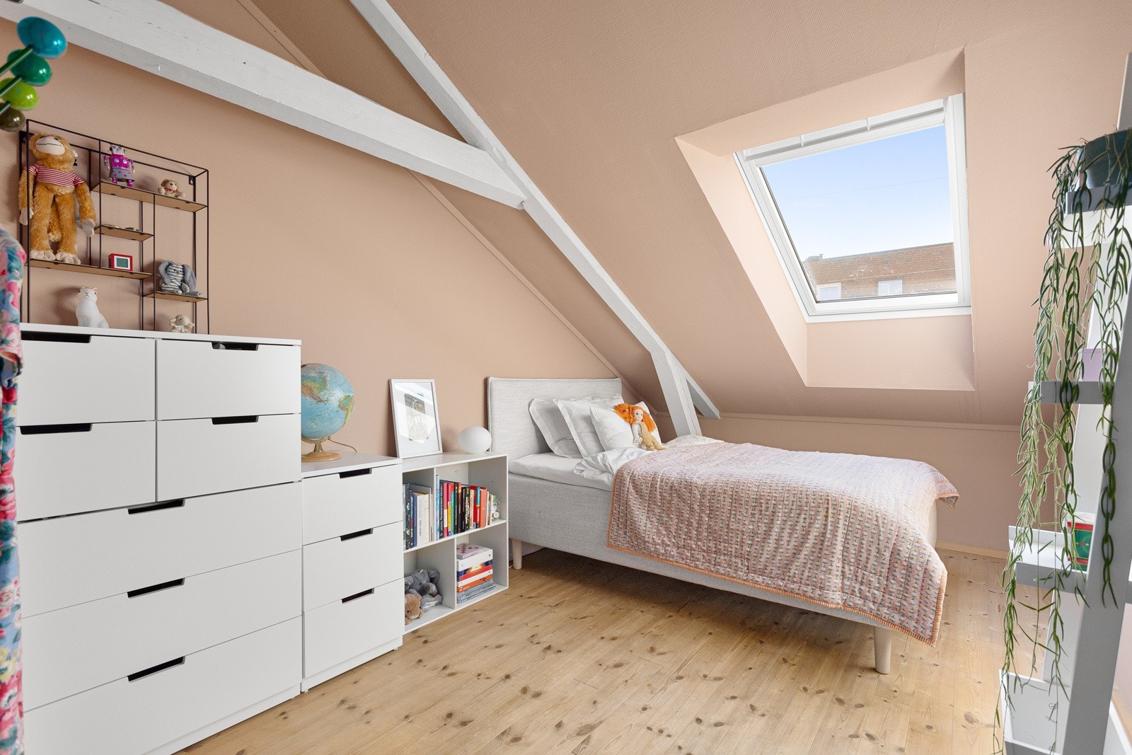 Leiligheten har 3 lyse og fine soverom i loftsetasjen. Galleribilde