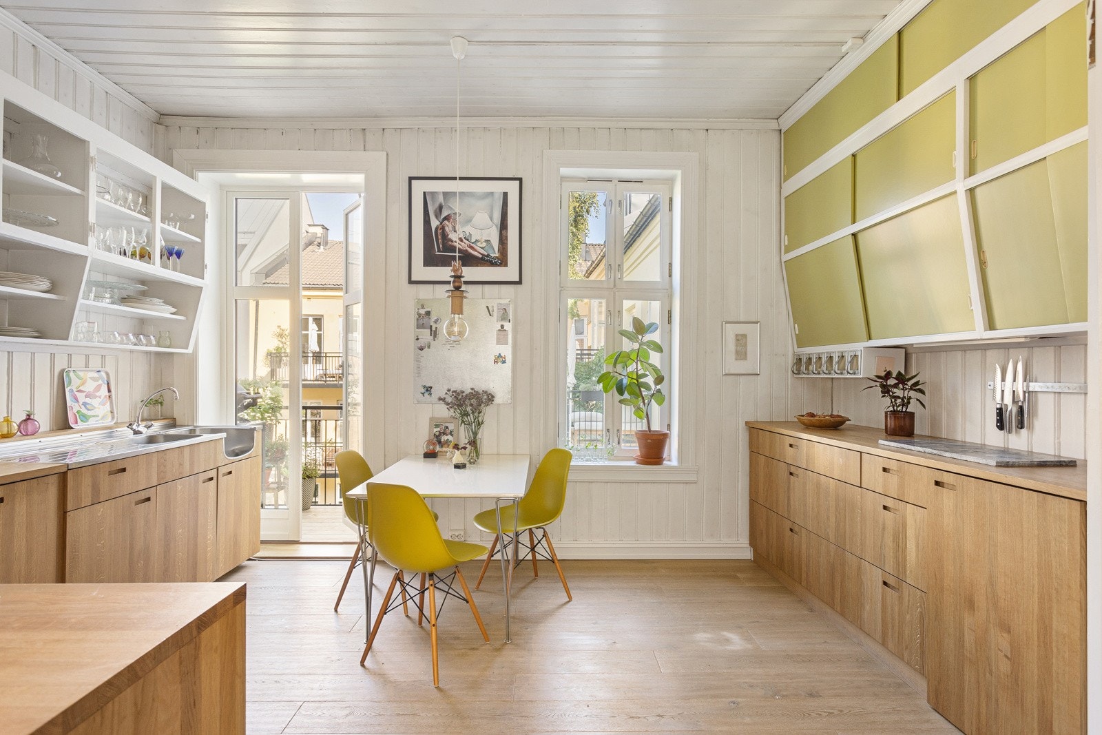 Leiligheten har et stort og herlig spisekjøkken med balkong mot bakgården. Kjøkkenet har enstavs parkett på gulv og lysmalt panel på veggene. Galleribilde