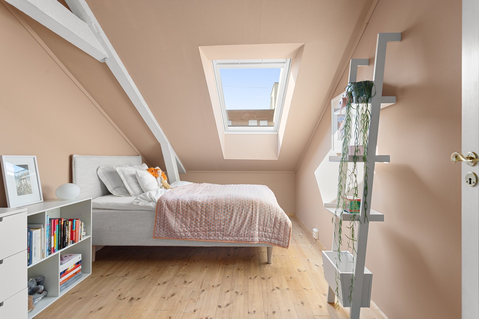 Alle soverommene har samme gode standard med heltre gulv, malte overflater og stort takvindu som slipper inn fint lys. Galleribilde