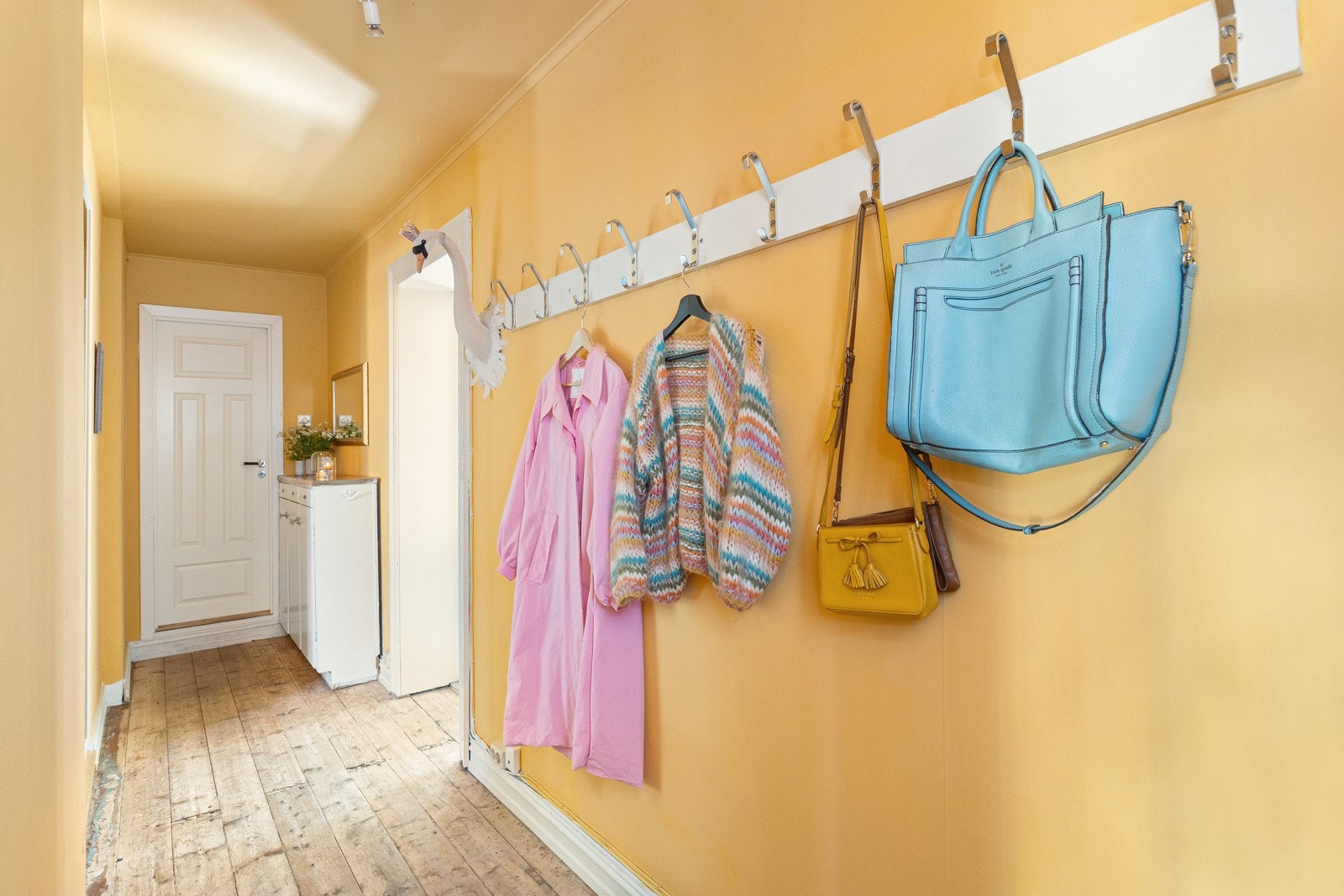 Du ønskes velkommen inn i en hyggelig entré med heltre gulv og malte overflater. Galleribilde