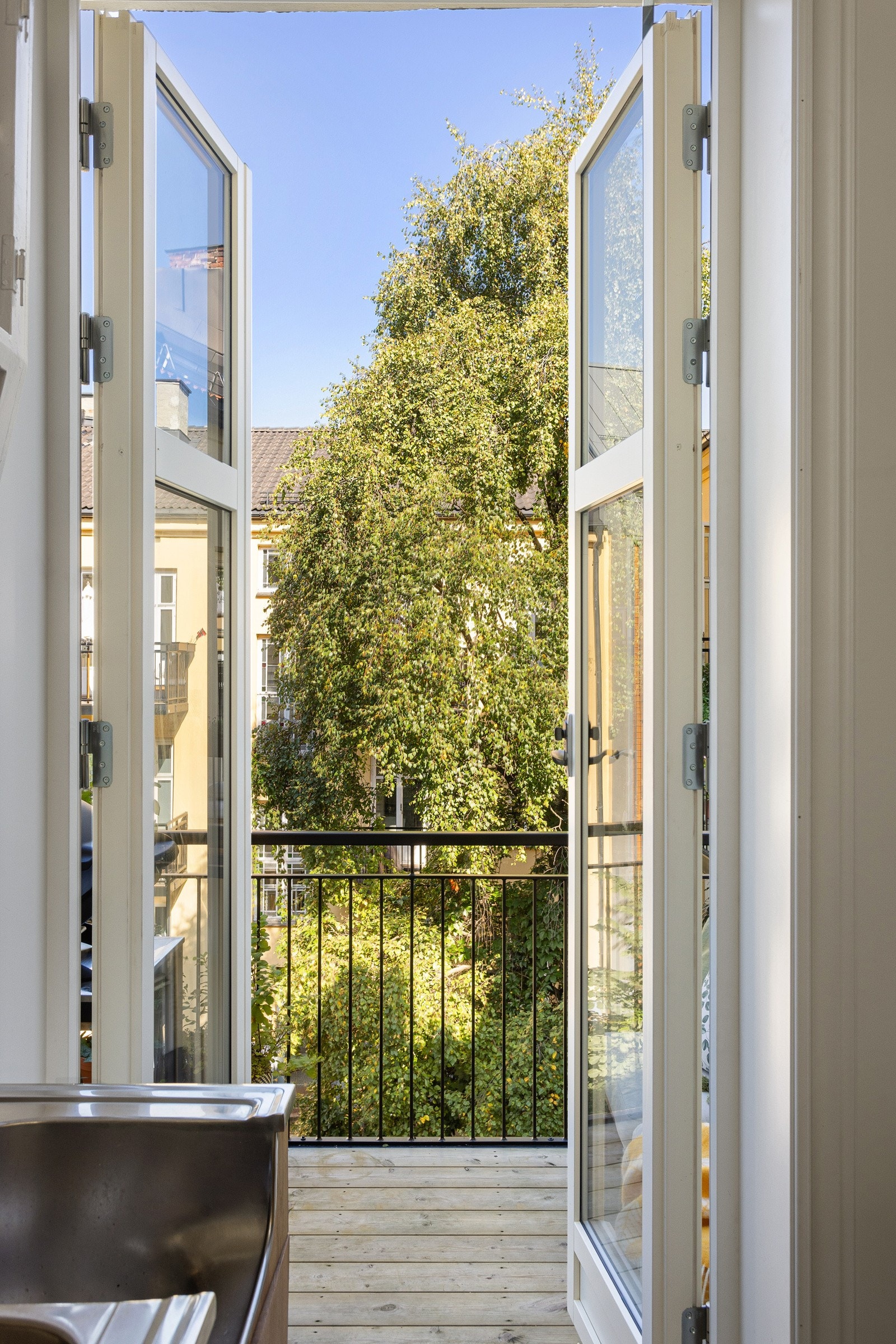 Fra kjøkkenet har du doble dører ut til en flott balkong på ca. 3m² med kveldsssol. Galleribilde