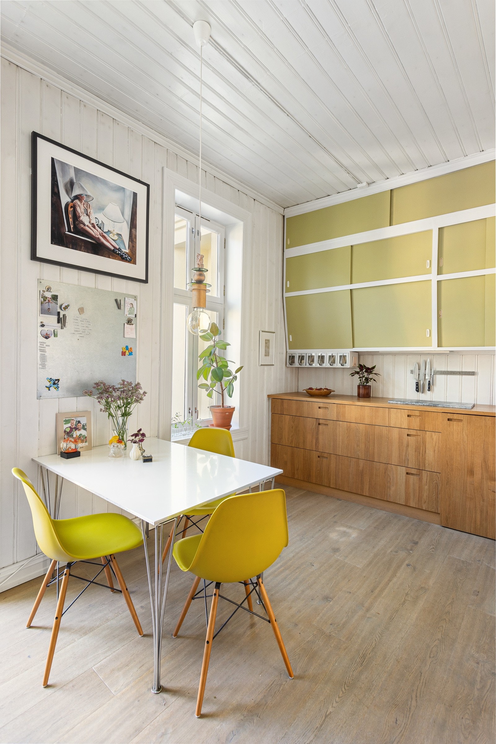 Ved den store vindusflaten er det plass til et spisebord som gjør at også kjøkkenet blir et naturlig oppholdsrom og samlingspunkt. Galleribilde