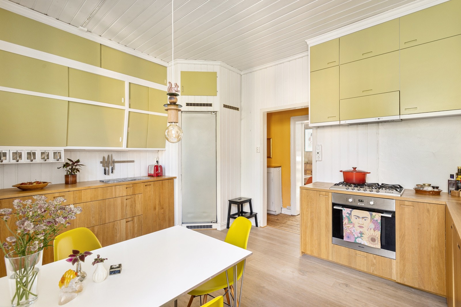 Innredningen har glatte fronter og benkeplate av tre med nedfelt oppvaskkum. Sjarmerende eldre overskap med glatte malte fronter og belysning under. Galleribilde