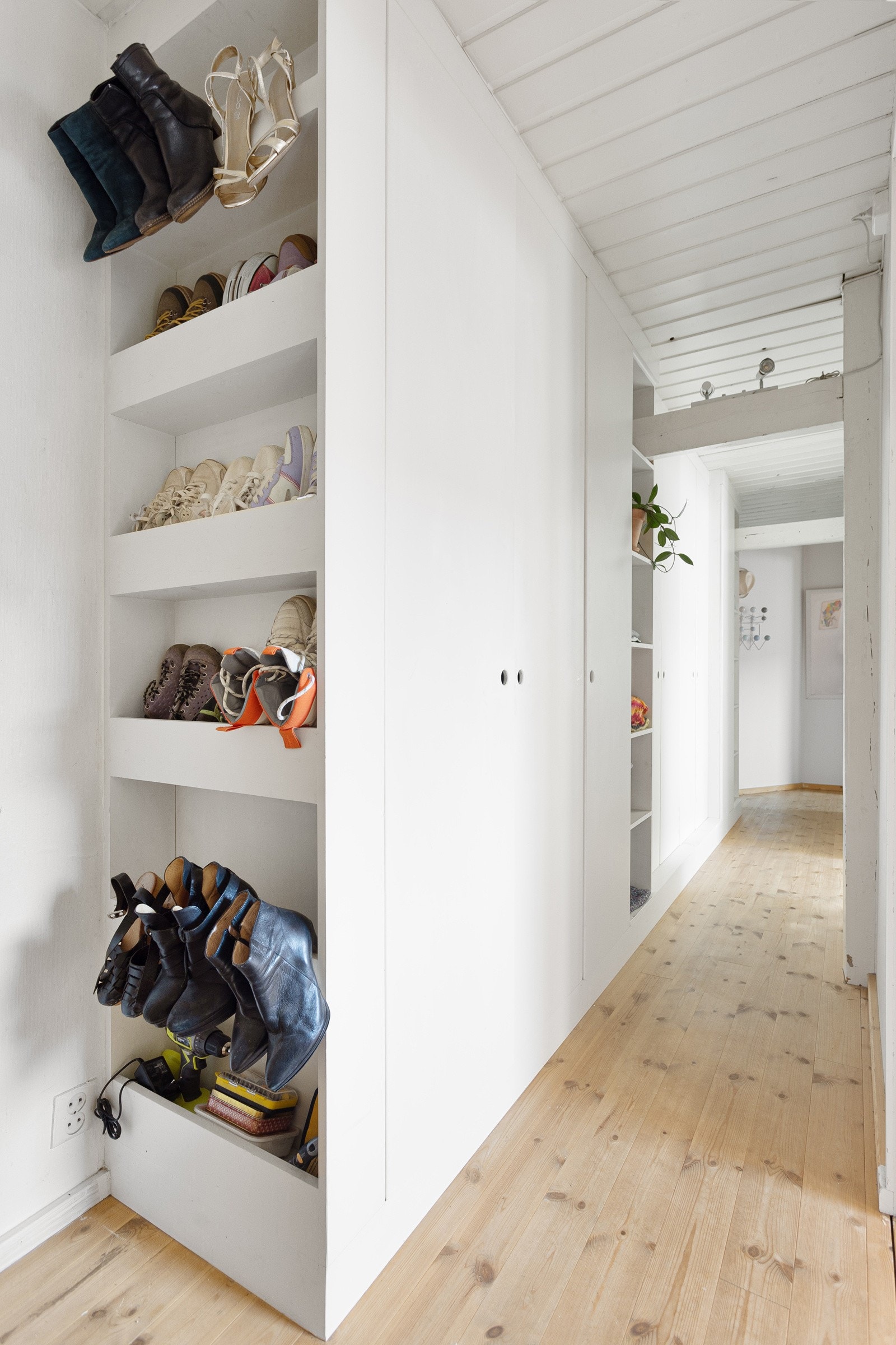 I gangen utenfor soverommene er det plassbygget garderobeløsning med god oppbevaringsplass. Galleribilde