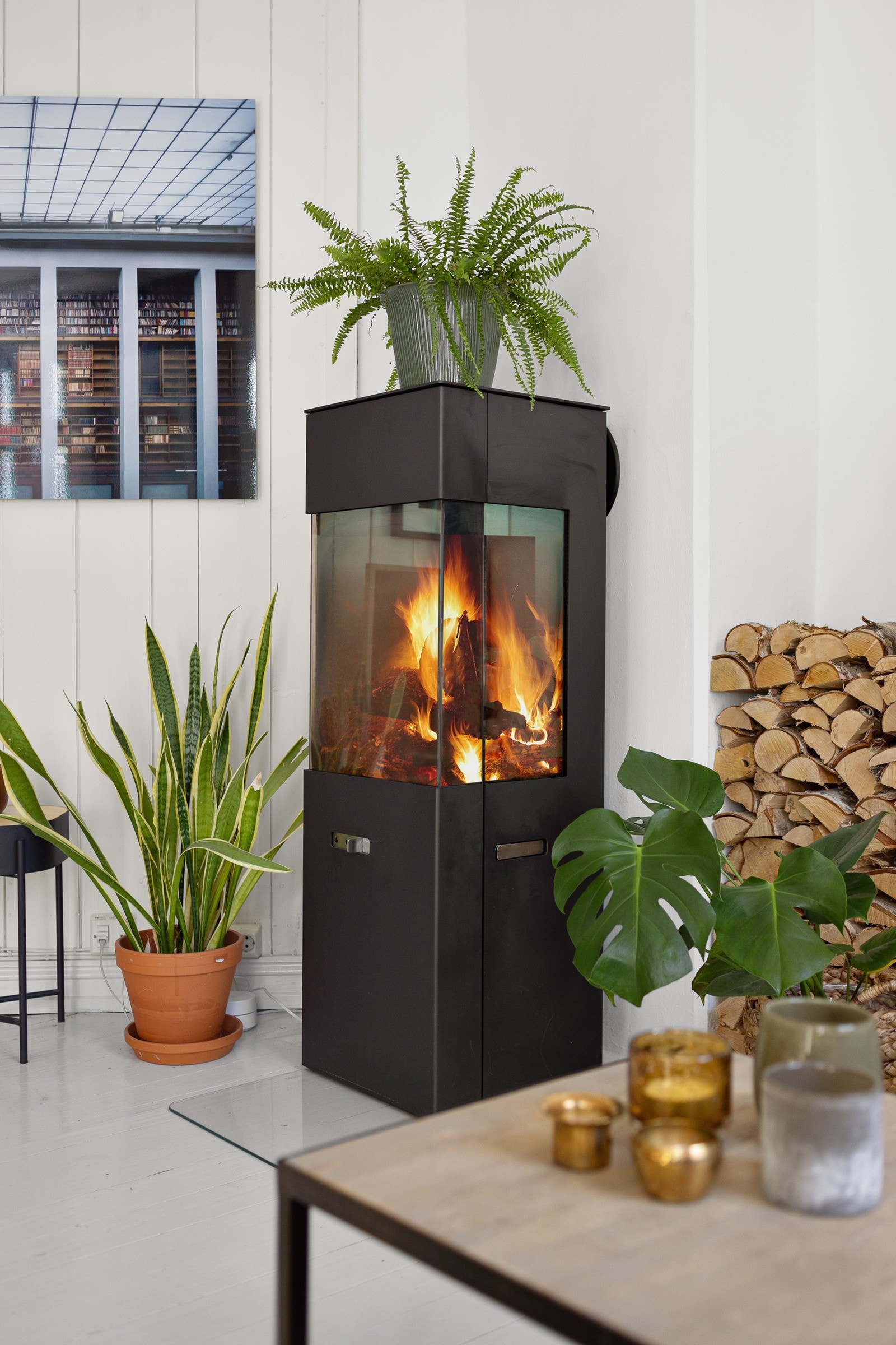 I hjørnet av stuen har du en moderne vedovn som varmer godt på kalde høst- og vinterdager, samt bidrar til hygge. Galleribilde