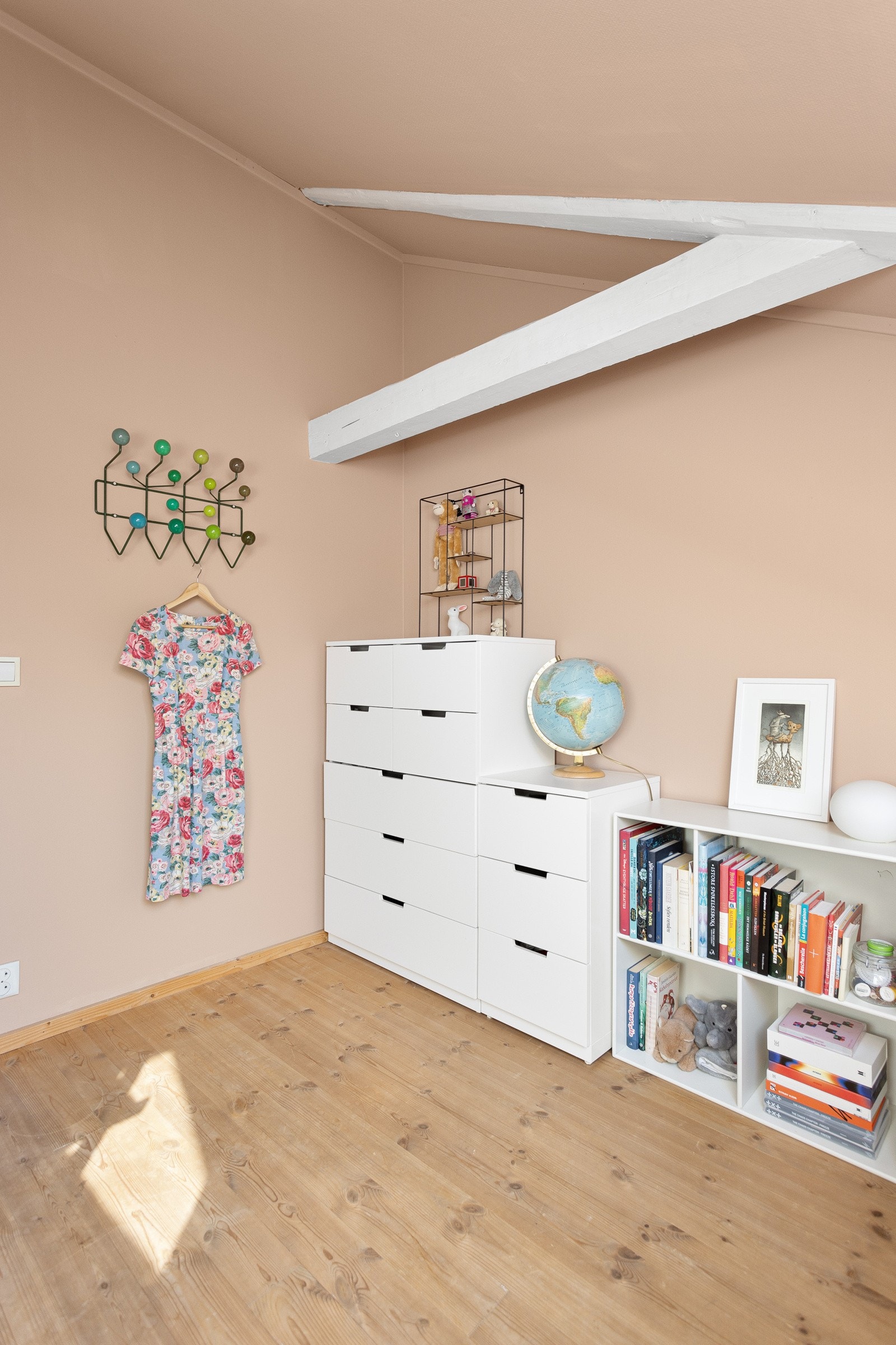 På soverommene er det plass til seng, kontorpult og kommoder. Galleribilde