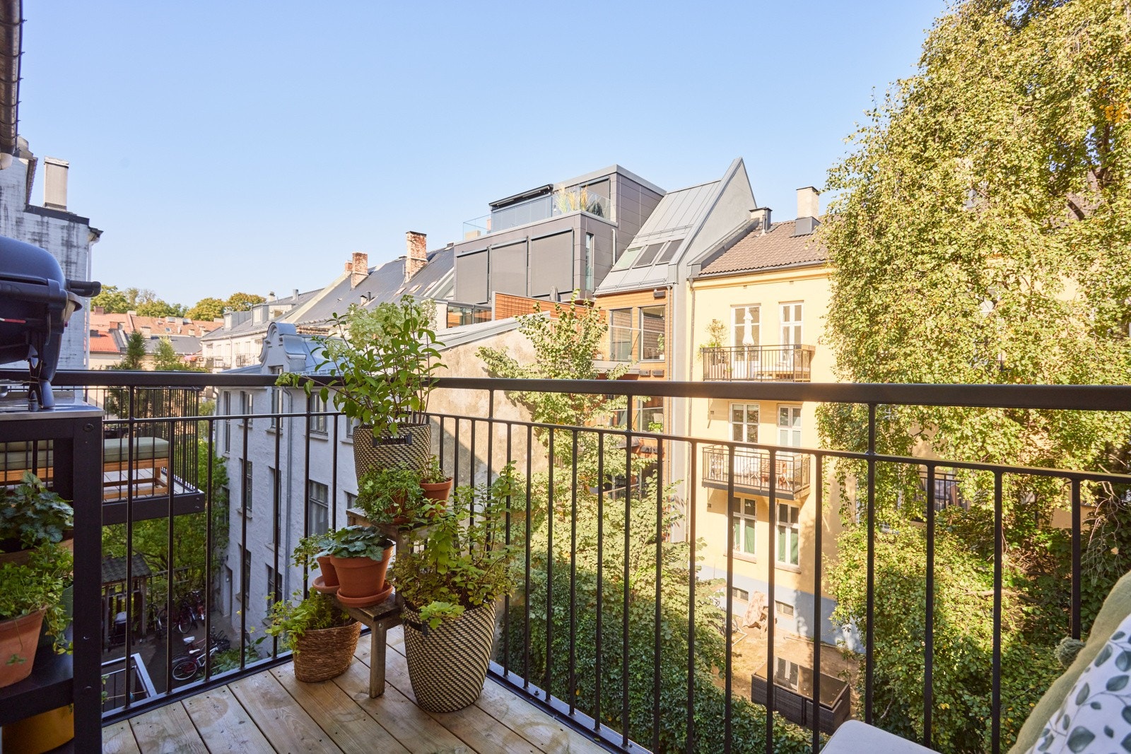 Her sitter du høyt og fritt med hyggelig utsyn over bakgården. Galleribilde