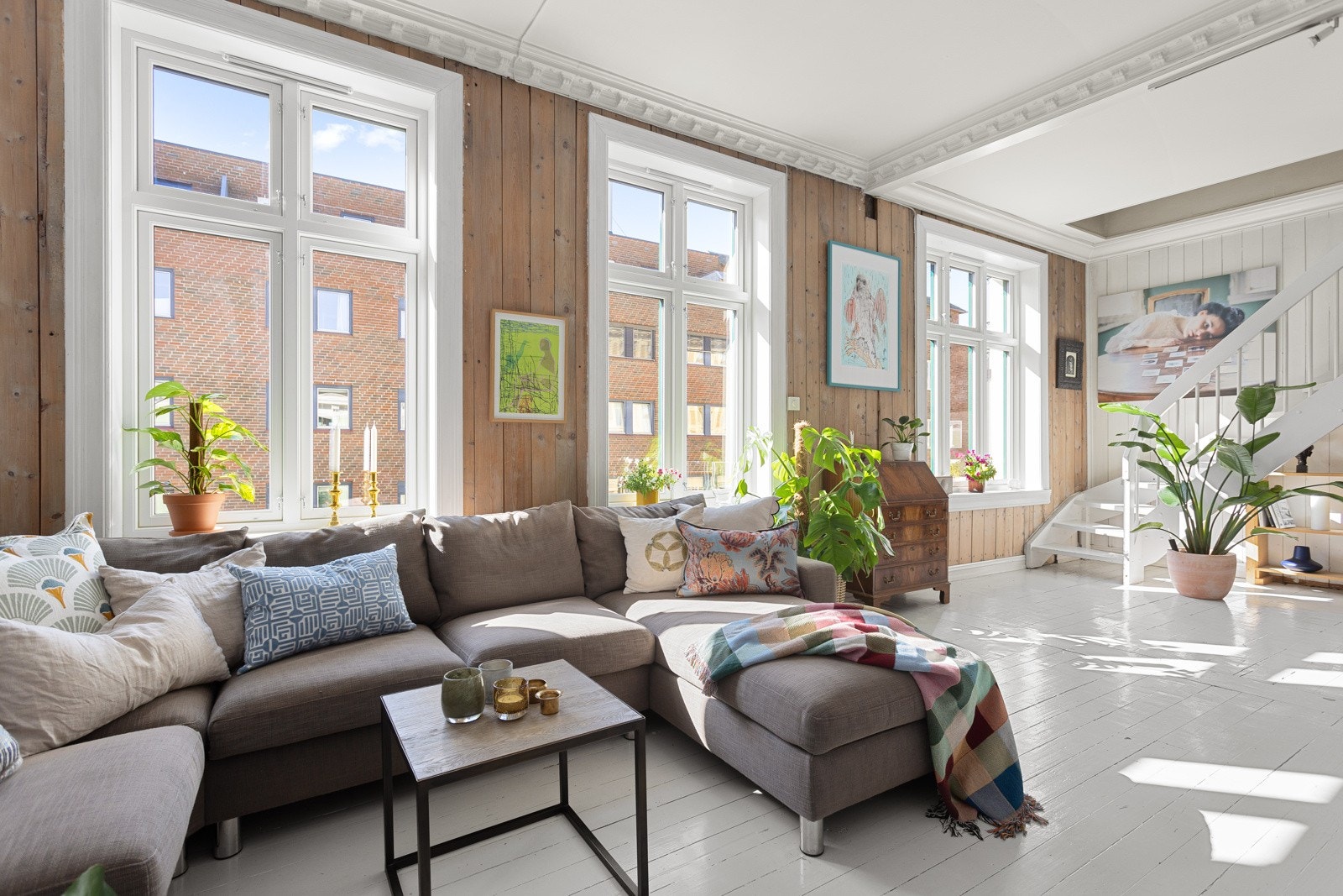 Vinduene var nye i 2023 og har brede vinduskarmer for planter og dekor. Galleribilde