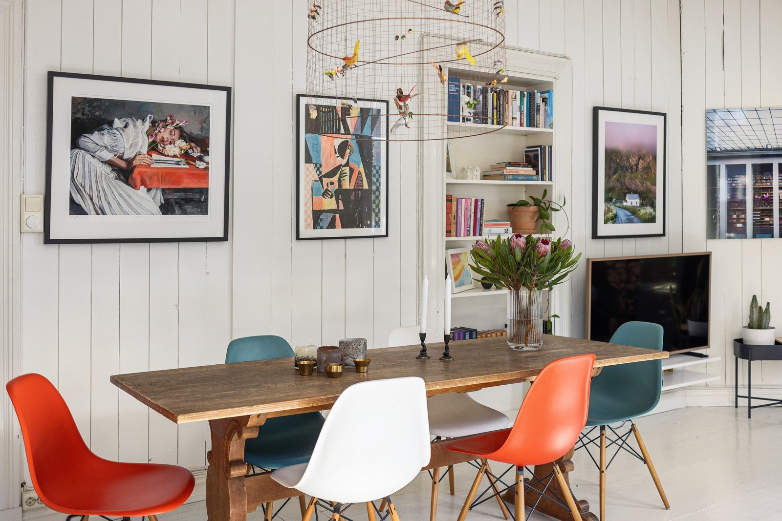 God standard med lysmalte tregulv og sjarmerende panel på veggene. Galleribilde