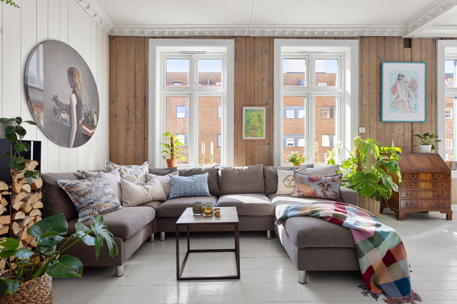 Beliggenheten i byggets 3. etasje med flere store klassiske vindusflater sørger for rikelig med naturlig lys. Galleribilde