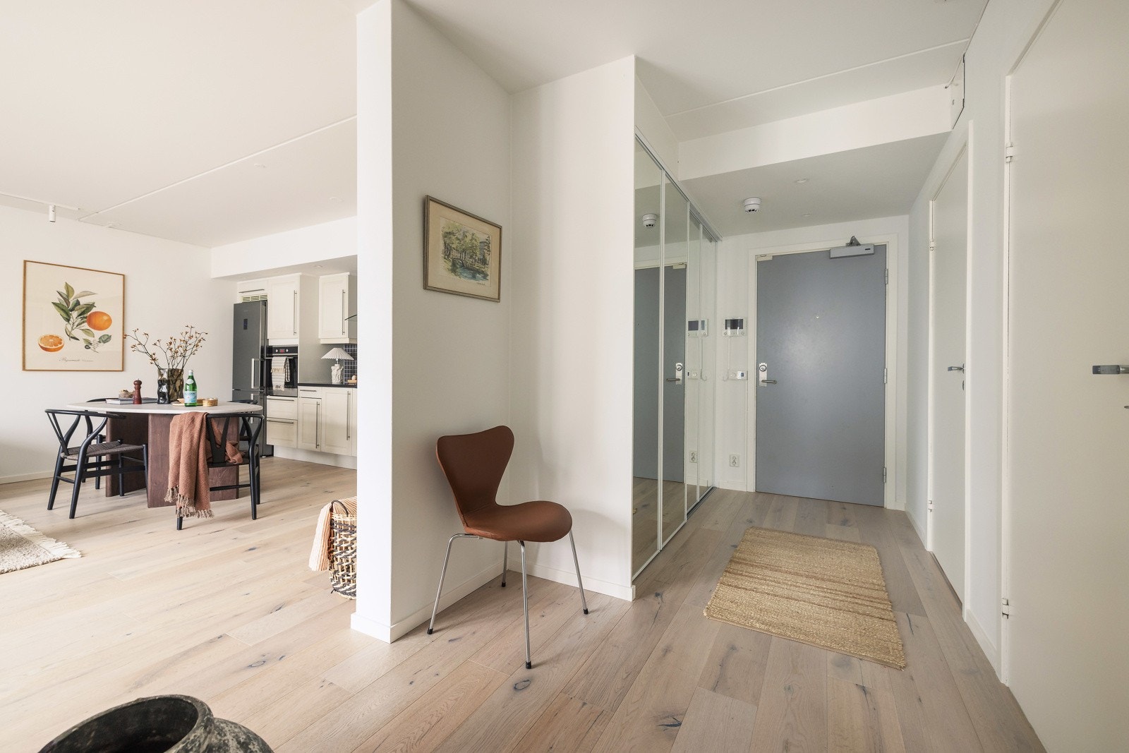 Hjemmet har en funksjonell planløsning. Legg merke til garderobeskapet med speilfronter, like ved inngangsdøren. Galleribilde