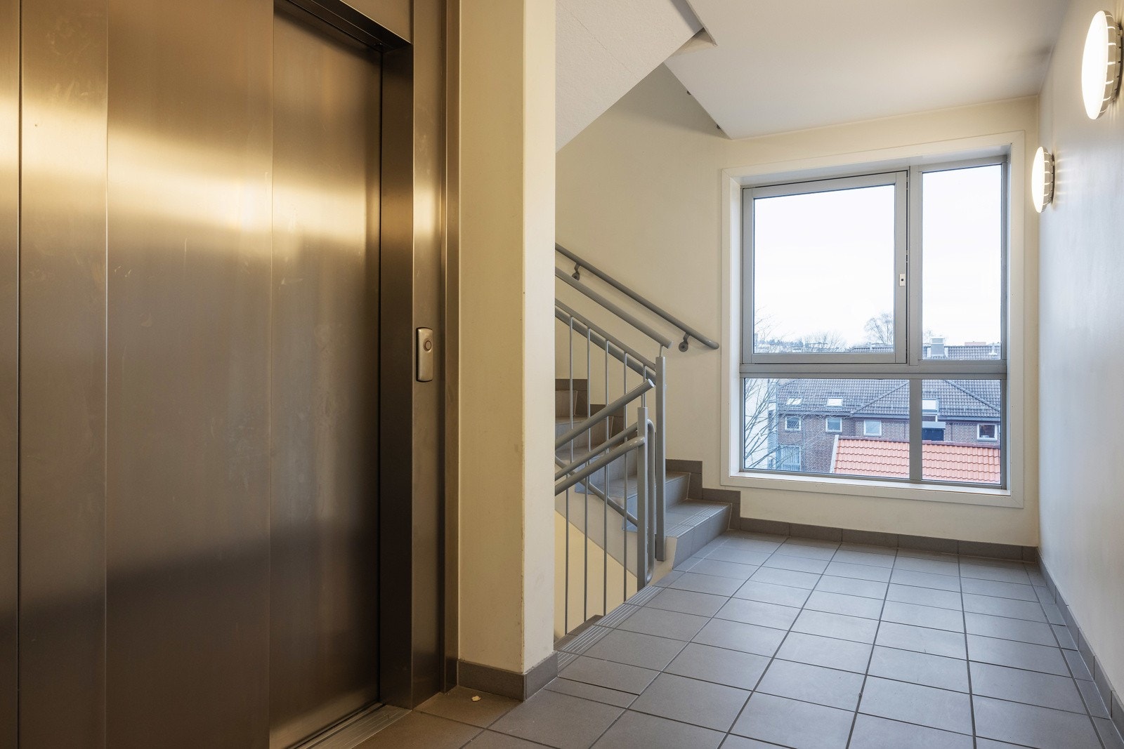 Det er heis i bygget, som går ned til inngangsplan samt garasjeanlegget. Galleribilde