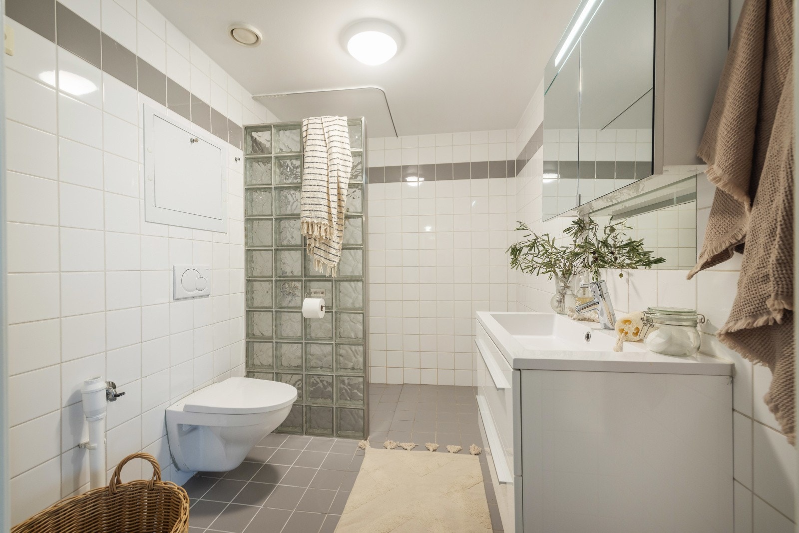 Flislagt baderom fra byggeår, med varme i gulv, samt plass og opplegg til vaskemaskin. Galleribilde