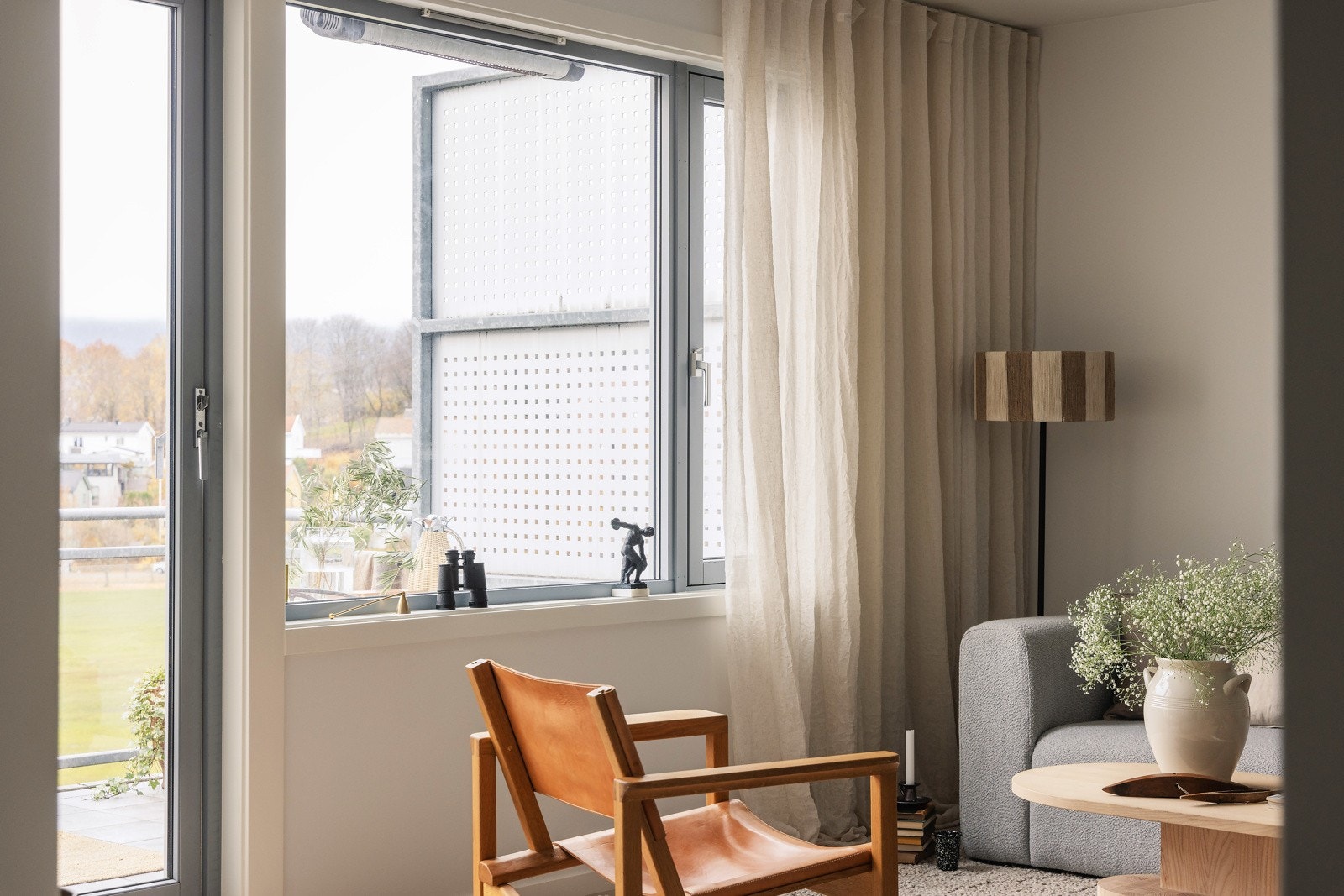 Heisen går opp til etasjeplan og ned til garasjeanlegget. Her finner du en disponibel bod på ca. 5 m² + medfølgende garasjeplass (nr. 54). Galleribilde