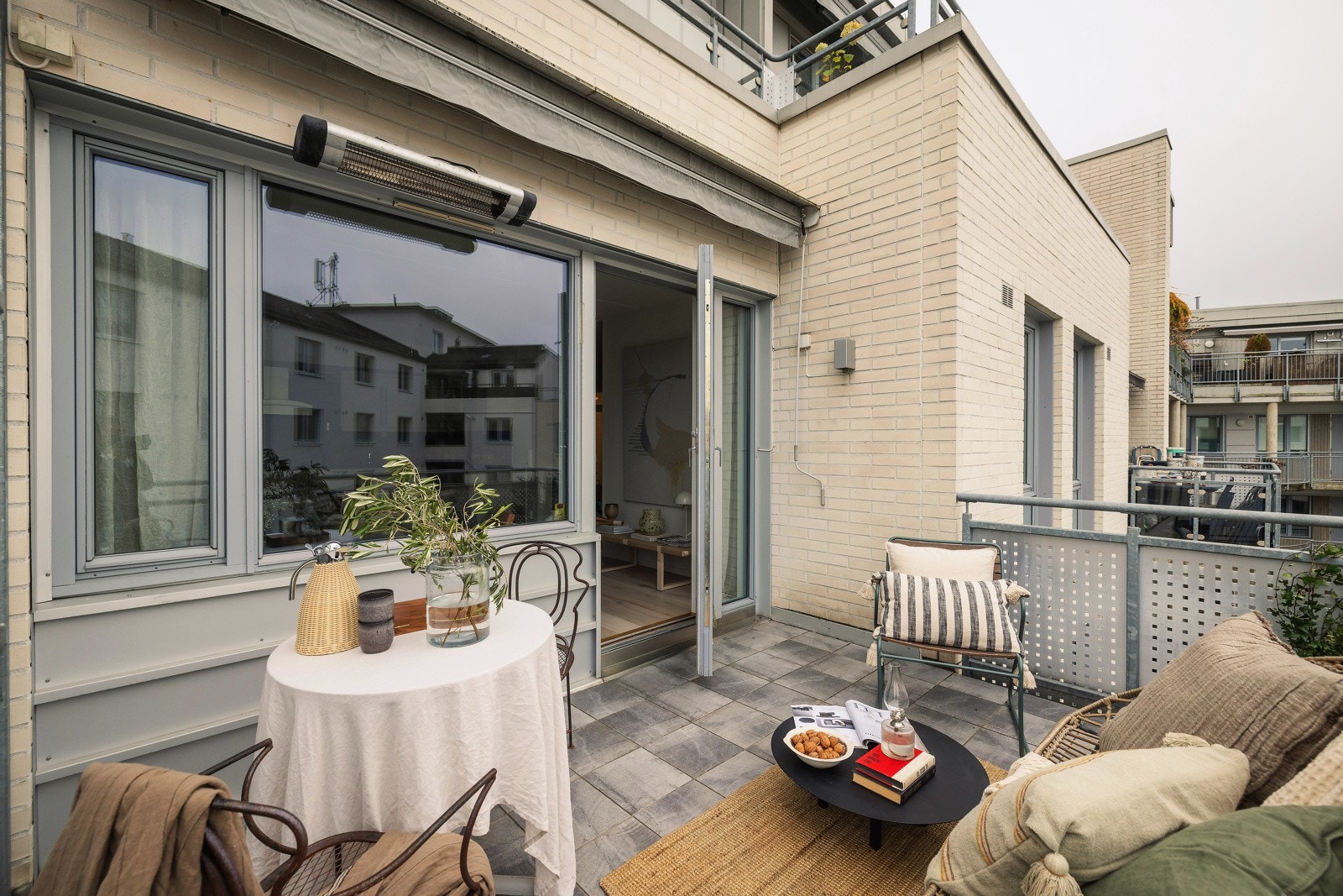 Stor og solrik balkong uten overbygg gjør at leiligheten får mye naturlig lys inn. Legg merke til solskjermingen som kan sveives ut på varme sommerdager. Galleribilde