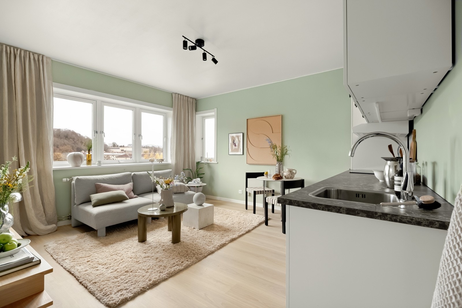 Her får du flere gode kvaliteter som generøs takhøyde på 2,67 meter, luftige rom og store vindusflater som slipper inn godt med naturlig dagslys. Galleribilde