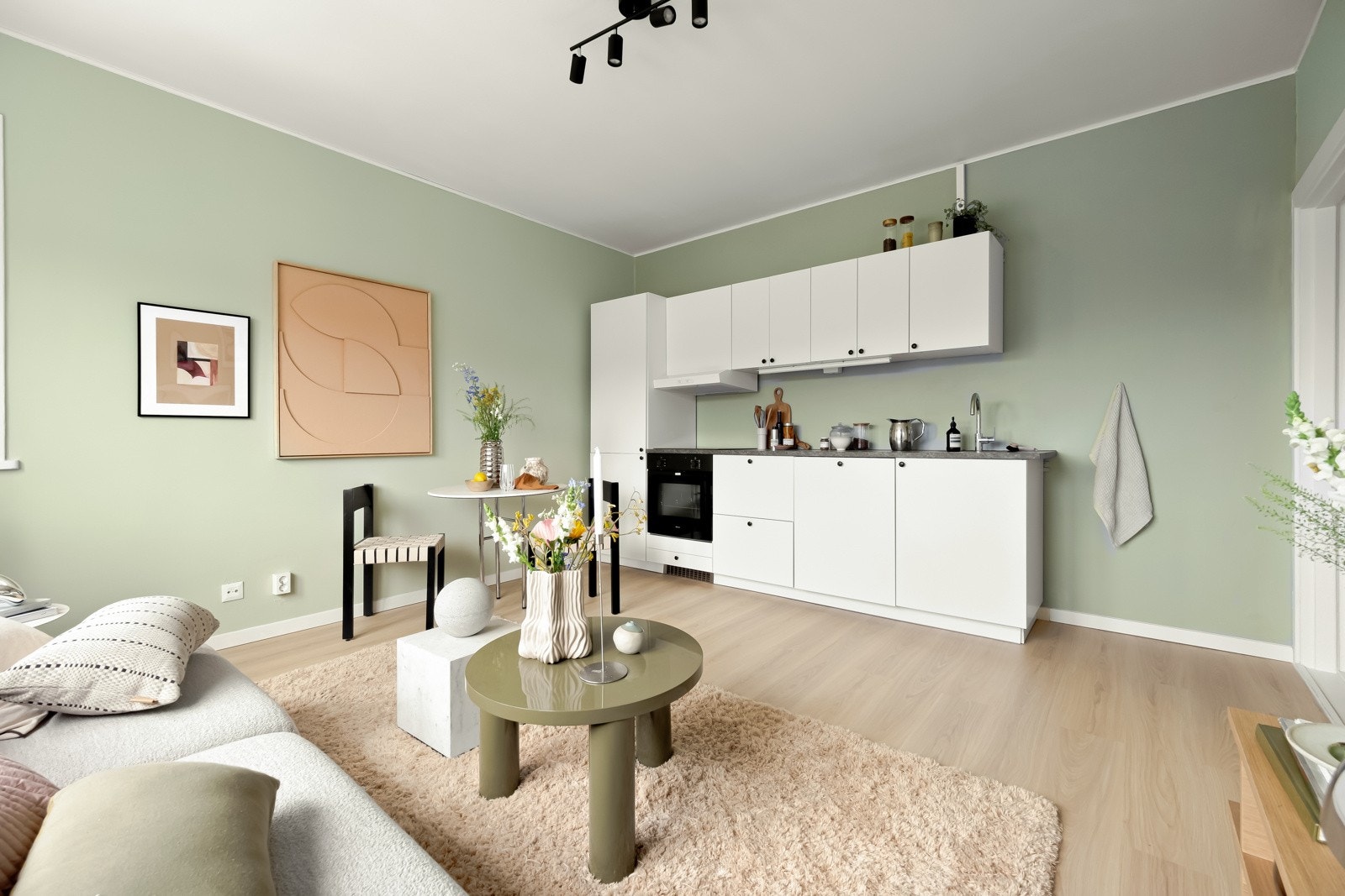 Den åpne og sosiale kjøkken- og stueløsningen er perfekt når venner og familie kommer på besøk. Galleribilde