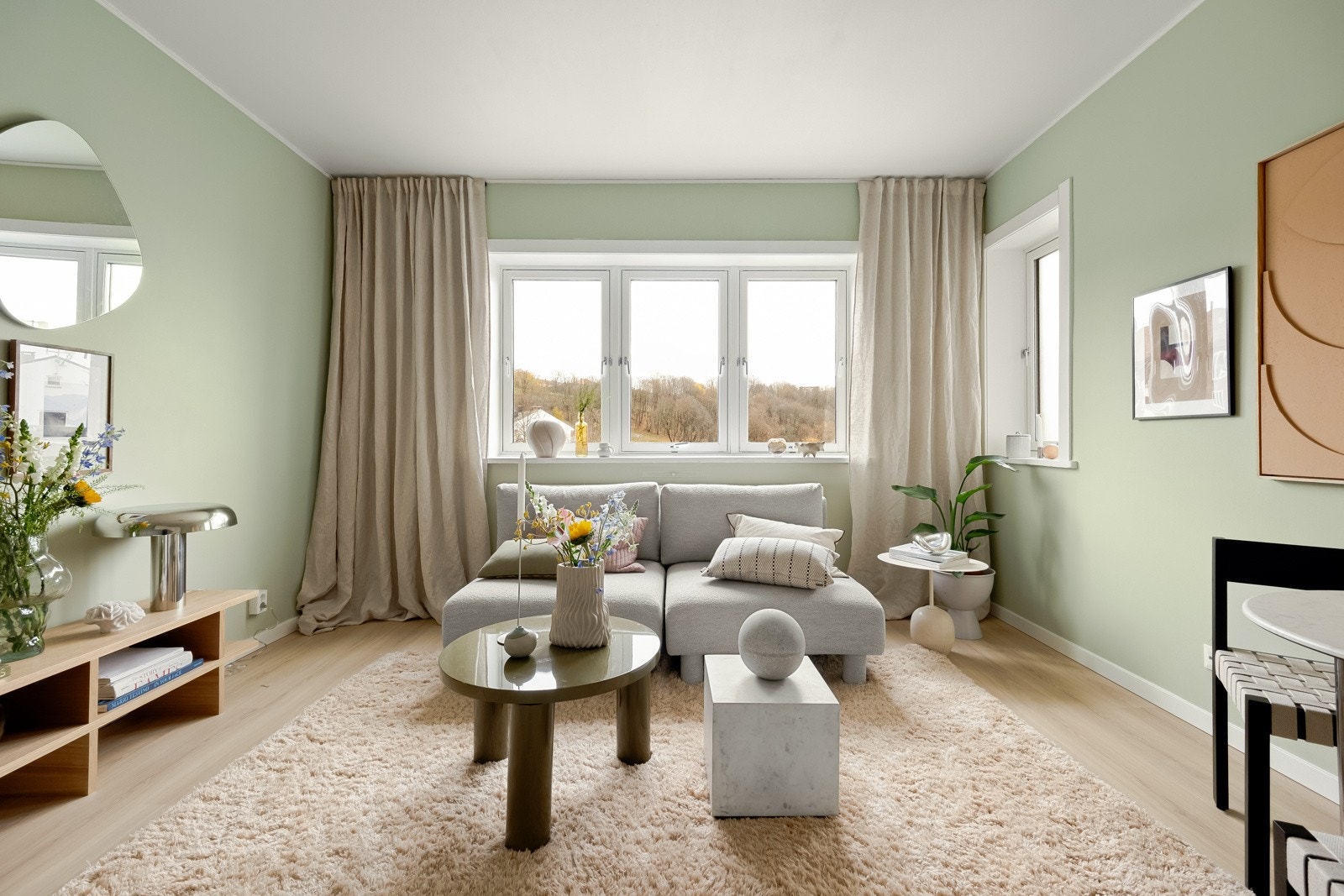 I stua er det god plass til en hyggelig sofagruppe, salongbord og TV-benk. Galleribilde