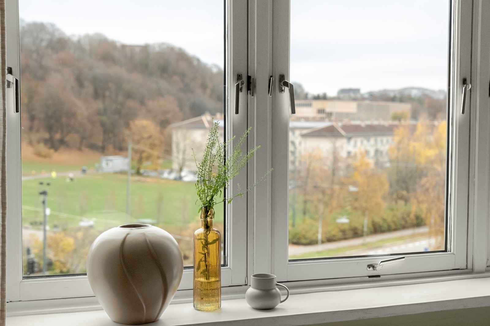 Leiligheten ligger høyt og fritt i byggets 3. etasje og har en god intern beliggenhet i borettslaget. Det er begrenset med innsyn og flott utsikt over grønne parkområder. Galleribilde