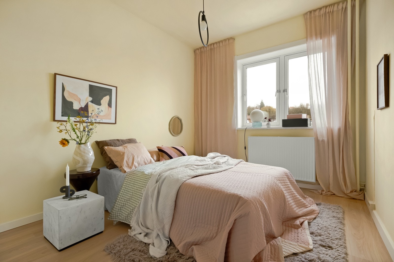 Det er naturligvis god plass til dobbeltseng og tilhørende nattbord. Galleribilde