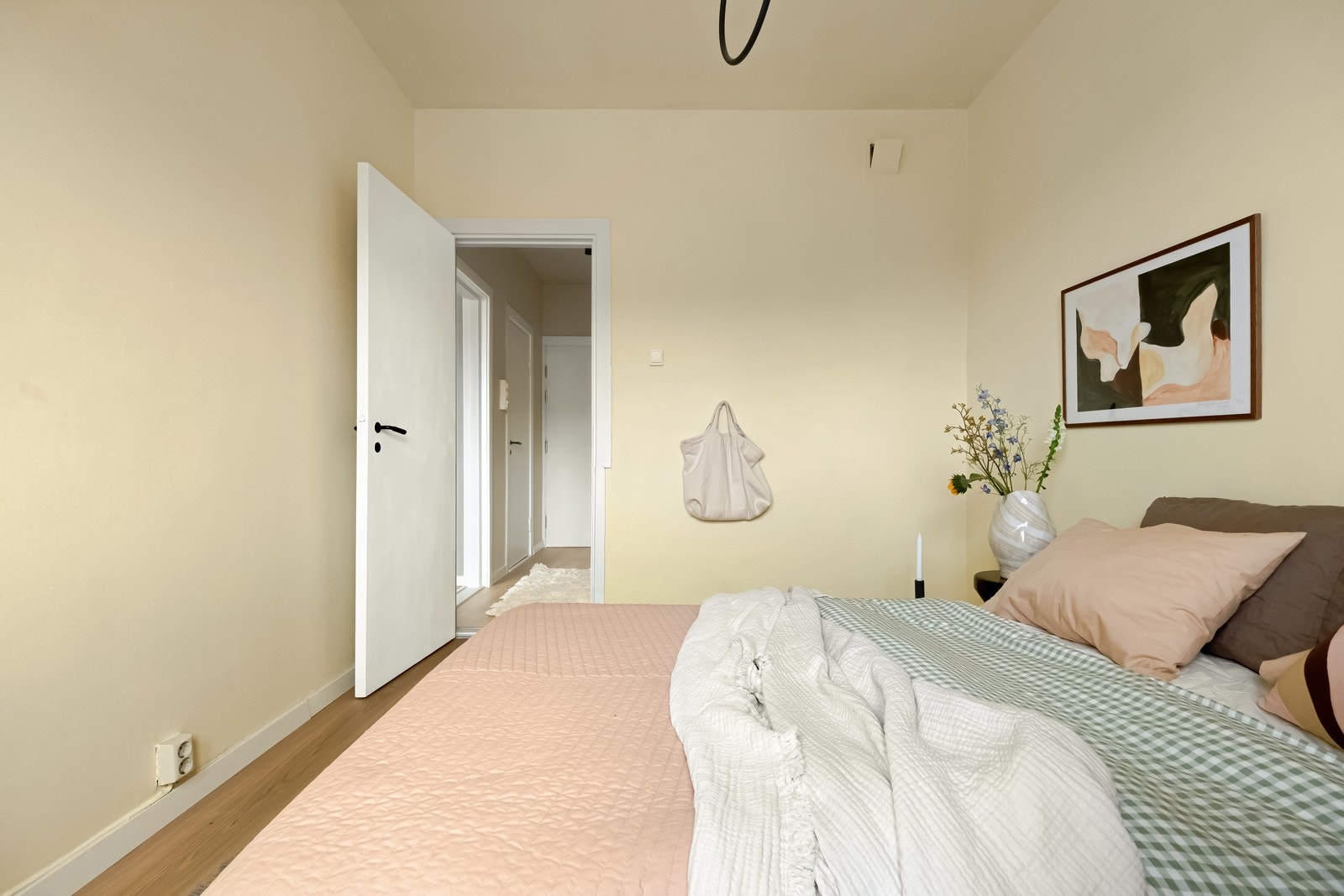 I tillegg er det plass til et romslig garderobeskap. Galleribilde