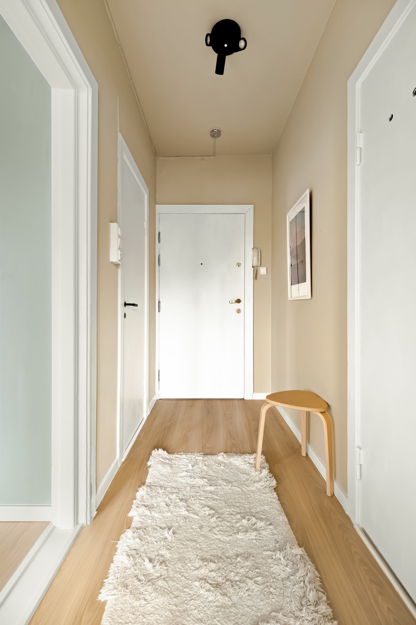 Fra soverommet går vi videre inn mot entreen, eller gangen som vi sier her i bydel Grünerløkka. Galleribilde