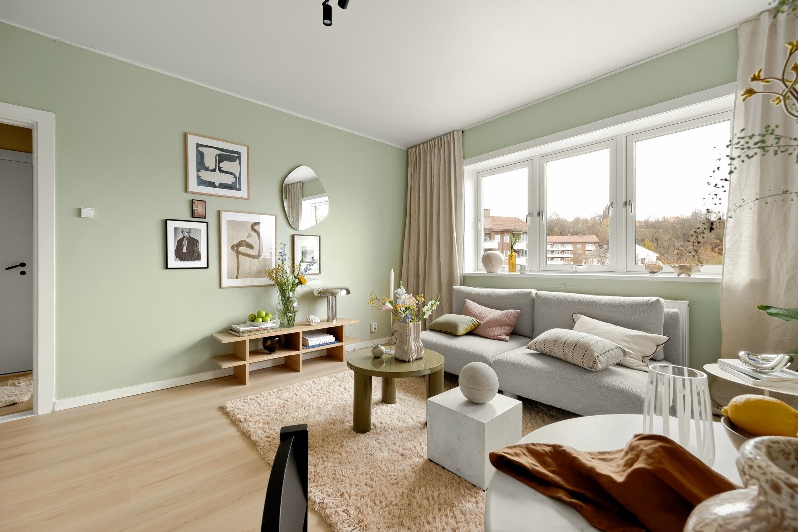 Standarden er gjennomgående god etter omfattende oppussing i 2024: Det ble blant annet lagt flott, enstavs gulv, montert nytt kjøkken og overflater sparklet og malt i innbydende fargetoner. Galleribilde