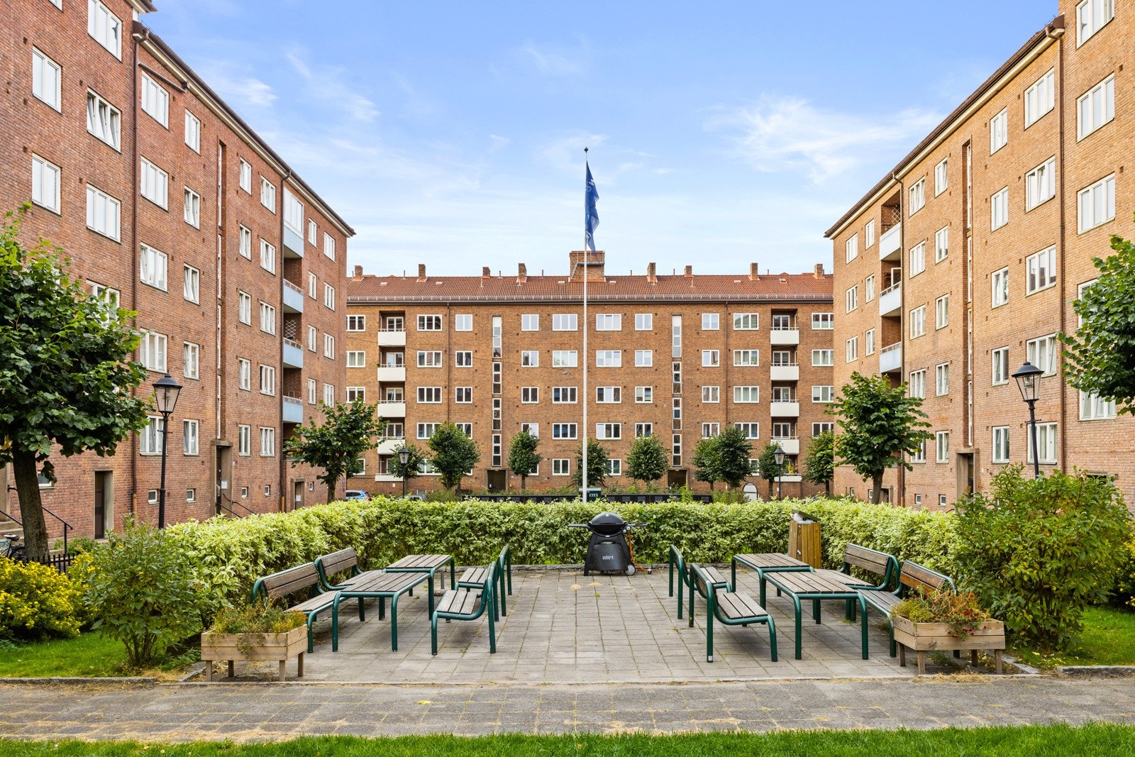 Borettslaget har et pent opparbeidet gårdsrom med gressplen, sittegrupper og hyggelig beplantning. Galleribilde