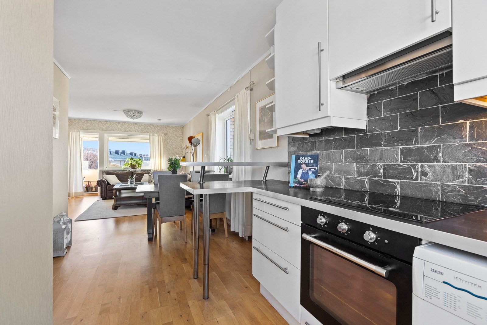 Koketopp, stekeovn, oppvaskmaskin og kjøl/frys er integrert, og kjøkkenet har opplegg for vaskemaskin Galleribilde