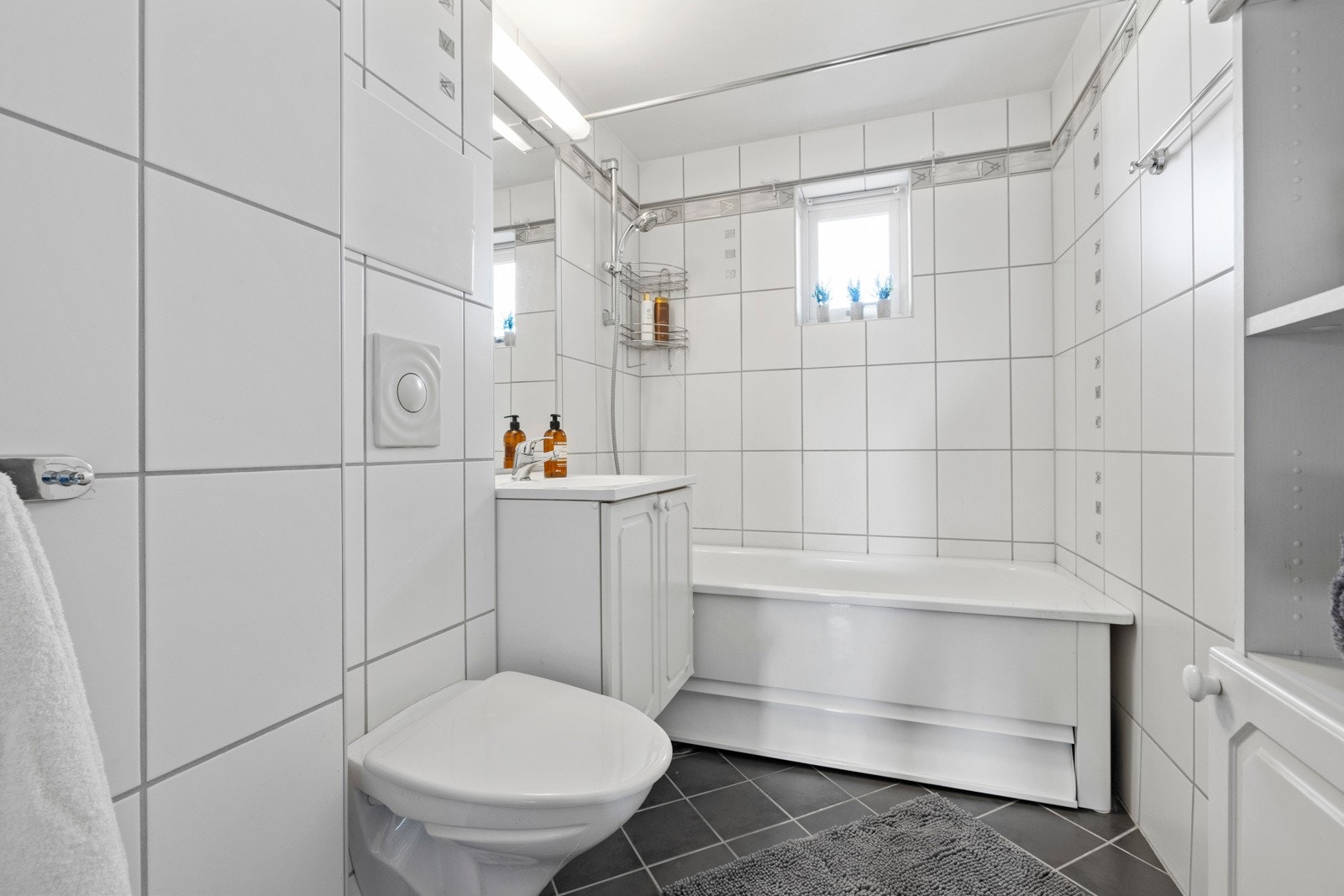 Boligen har et pent bad som ble pusset opp i regi av borettslaget i 2004/05 Galleribilde