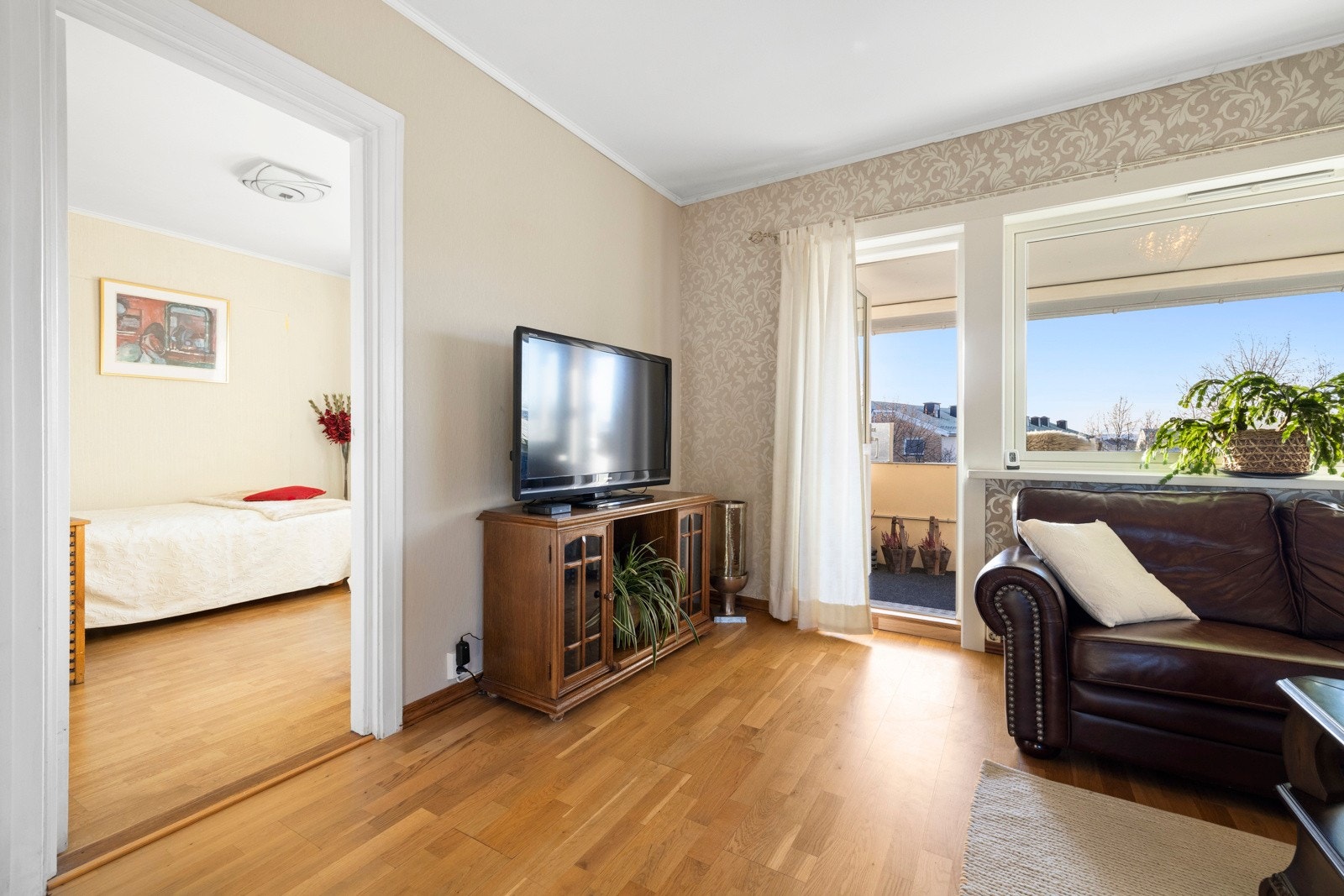 På dager det frister å være ute kan man gå rett fra stuen og ut på en vestvendt balkong Galleribilde