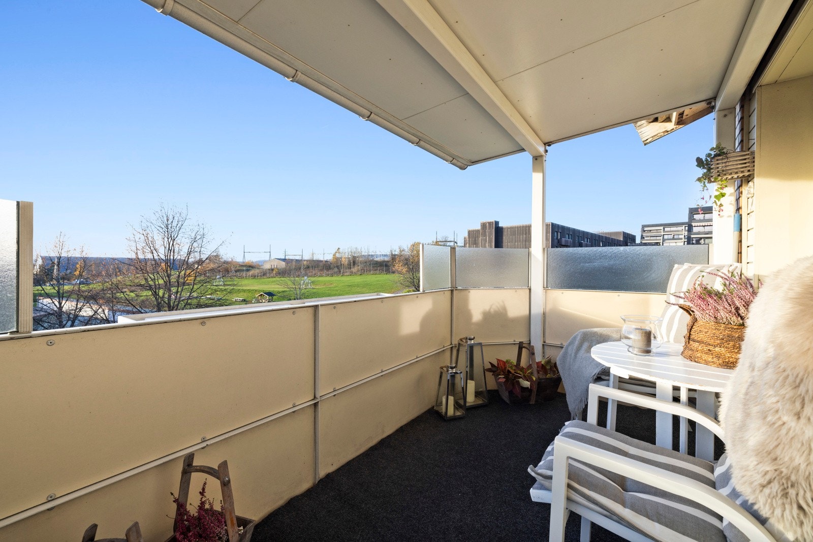 Balkongen har støpt dekke, platekledd rekkverk som skjermer mot innsyn og overbygg som gjør det ekstra godt og lunt om kveldene Galleribilde