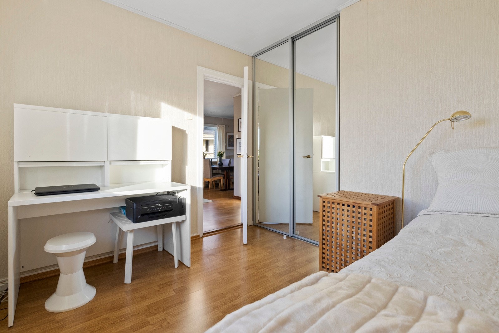 Hvert av rommene er utstyrt med skyvedørsgarderober Galleribilde