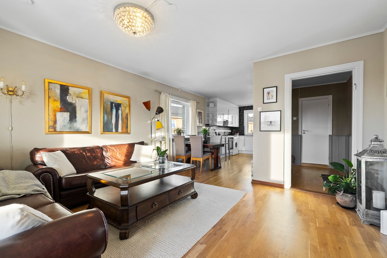 Fra entreen er det inngang både til kjøkken og stue, som ligger i en luftig, åpen løsning Galleribilde