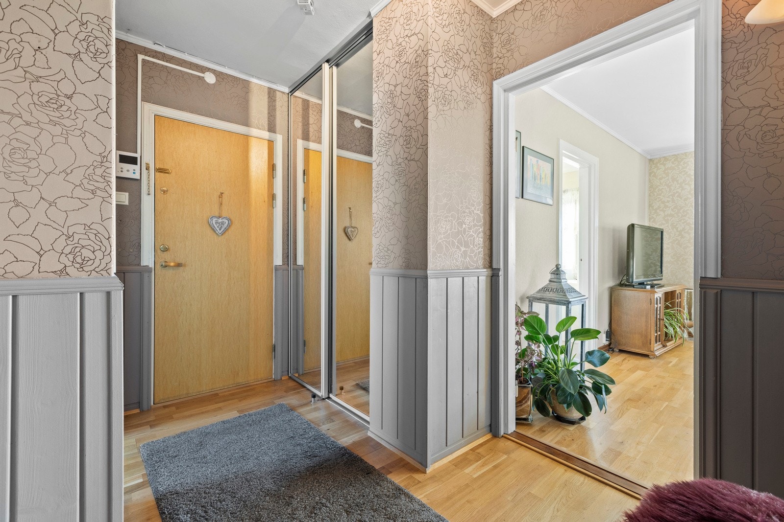 I entreen er det lagt parkett på gulvet og ved ytterdøren er det montert dørcalling Galleribilde