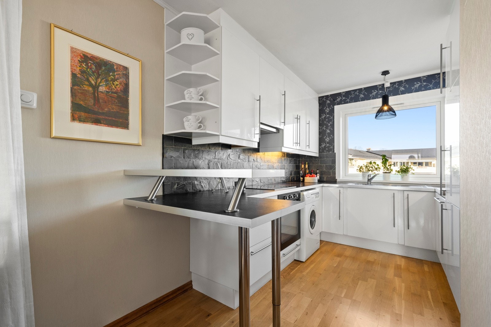 På kjøkkenet er det en hvit, høyglanset Ikea-innredning fra 2008 Galleribilde