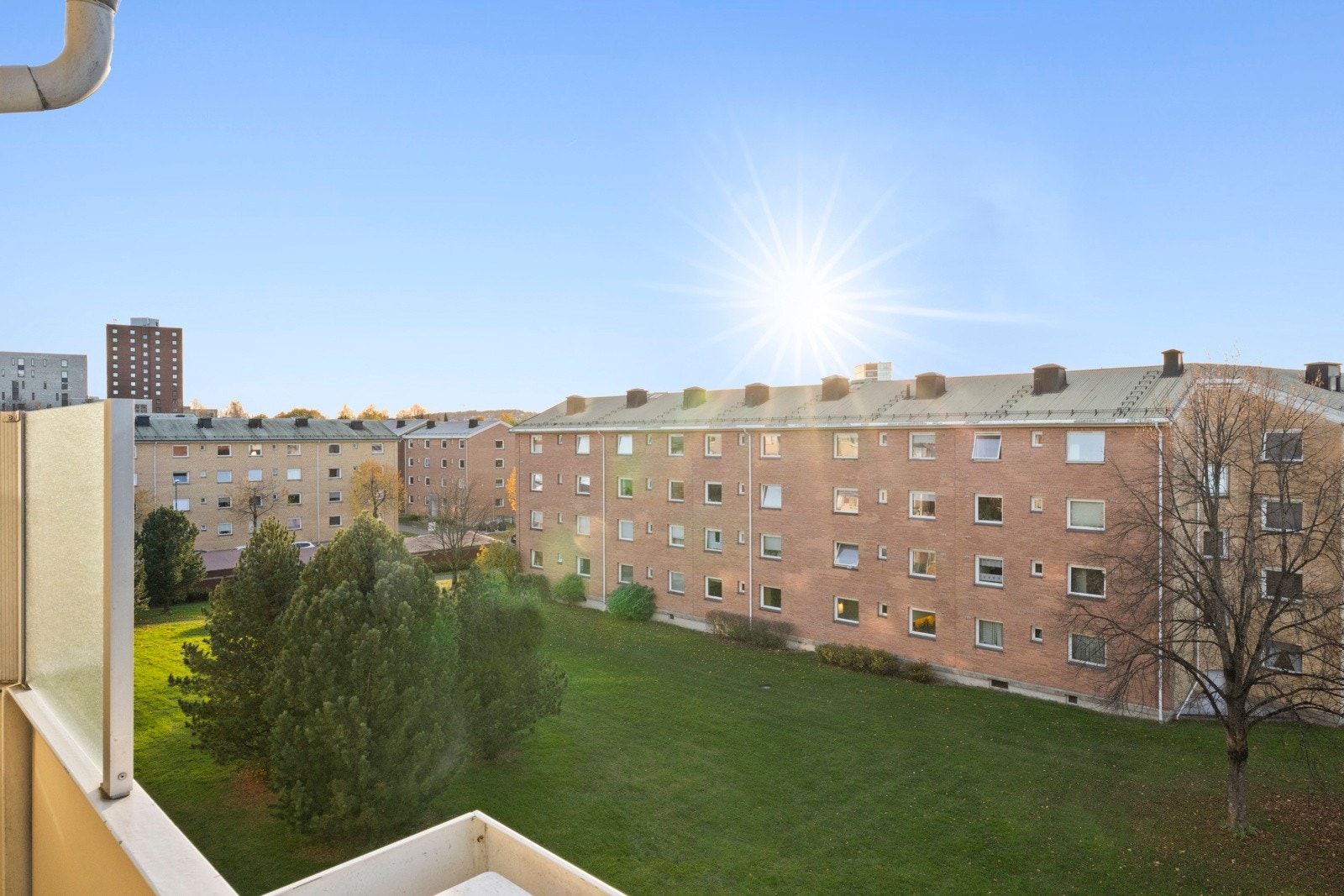 Fra balkongen er det fin utsikt mot grønne lunger og koselige, velholdte fellesareal Galleribilde