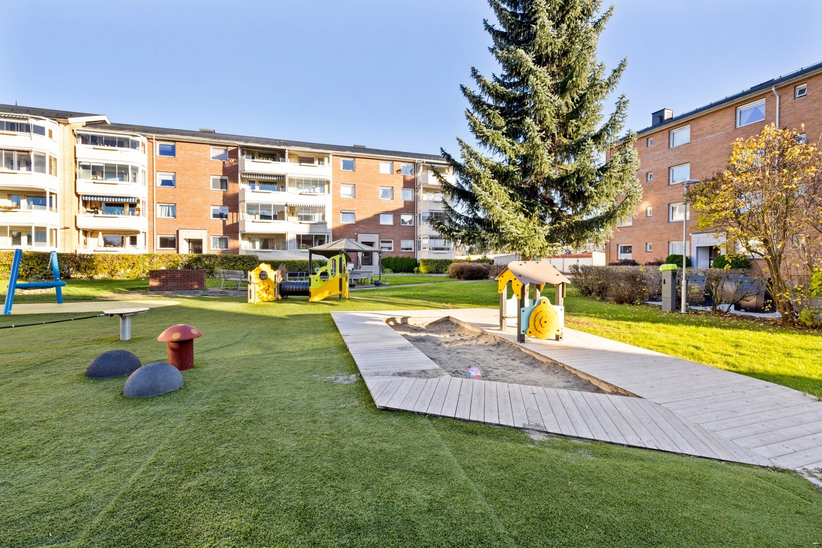 Fellesarealet er en sosial møteplass for folk i alle aldre Galleribilde