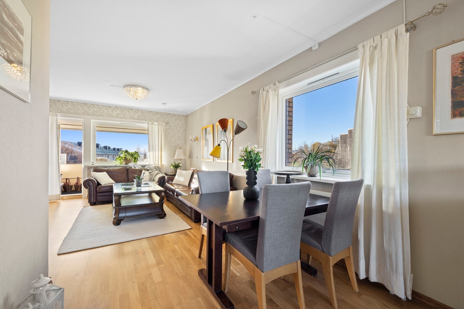 Rommet lar seg lett innrede med sofa, tv-løsning og spisebord Galleribilde