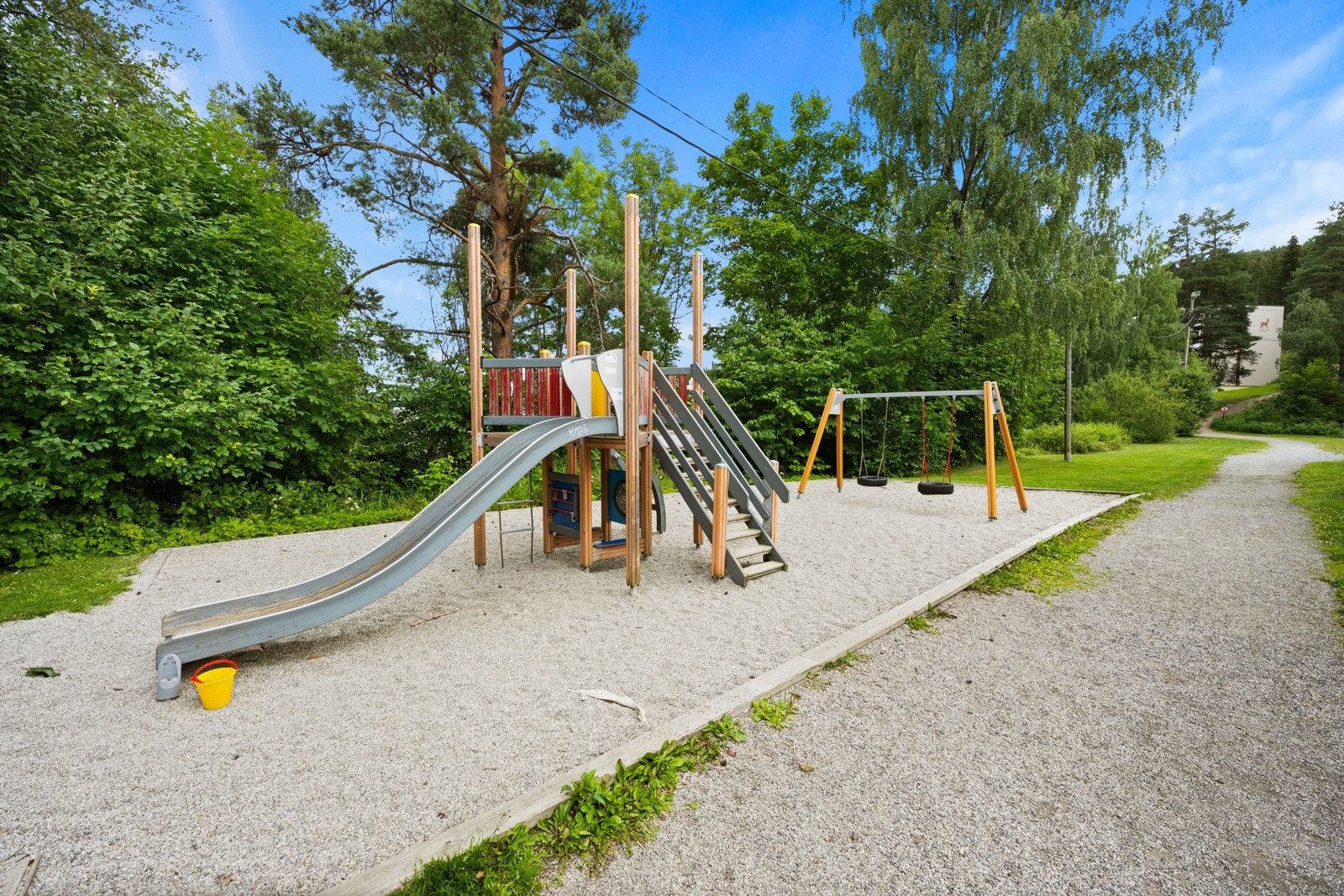 Området er stille og rolig, men likevel sentralt, med alle hverdagsfasiliteter lett tilgjengelig. Boligfeltet omkranses av skog, og til barnas store glede er det fotballbane, sandvolleyball og lekeplass rett utenfor døra. Galleribilde