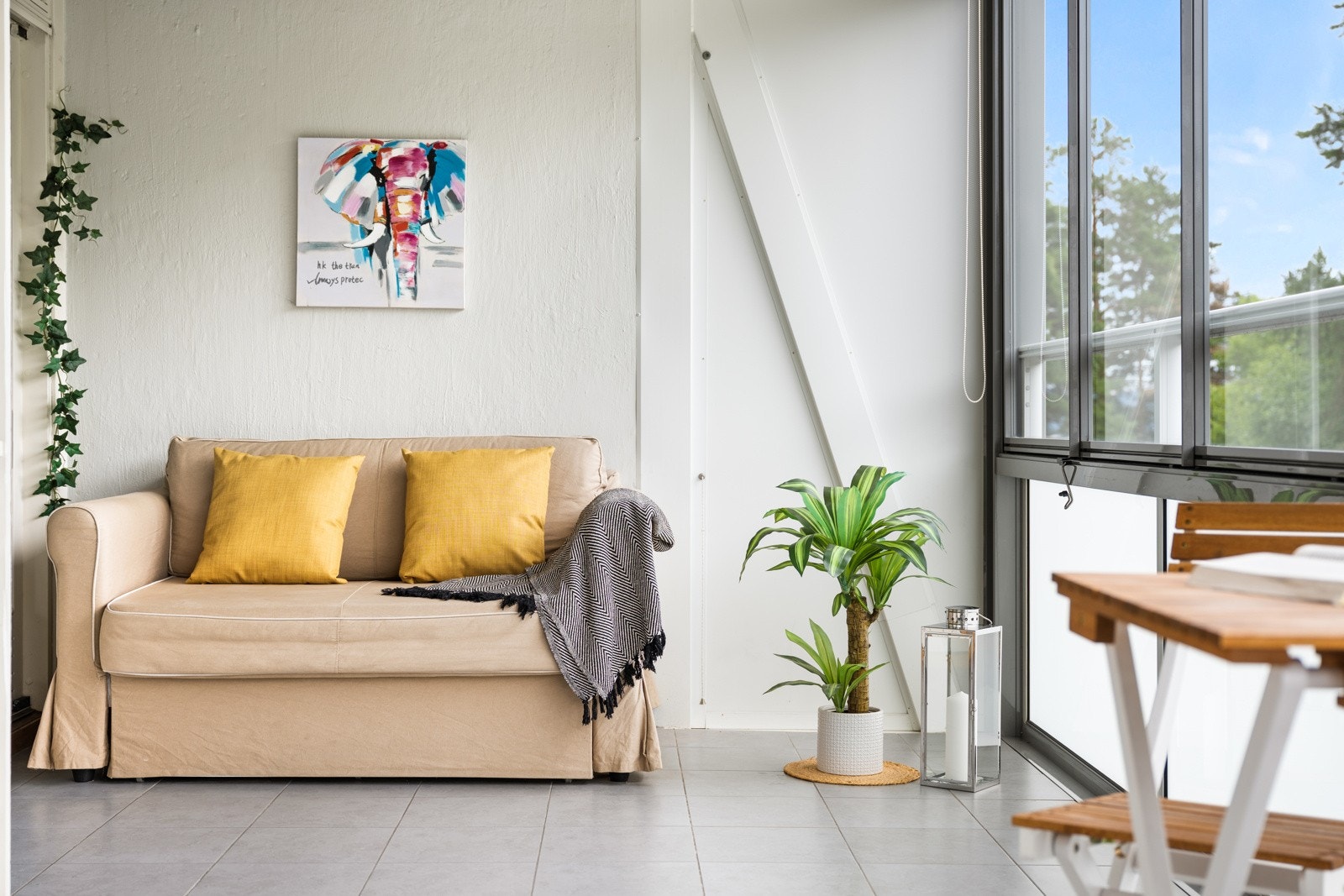 Vinduene kan skyves til side slik at solen og sommeren slipper helt inn. Galleribilde