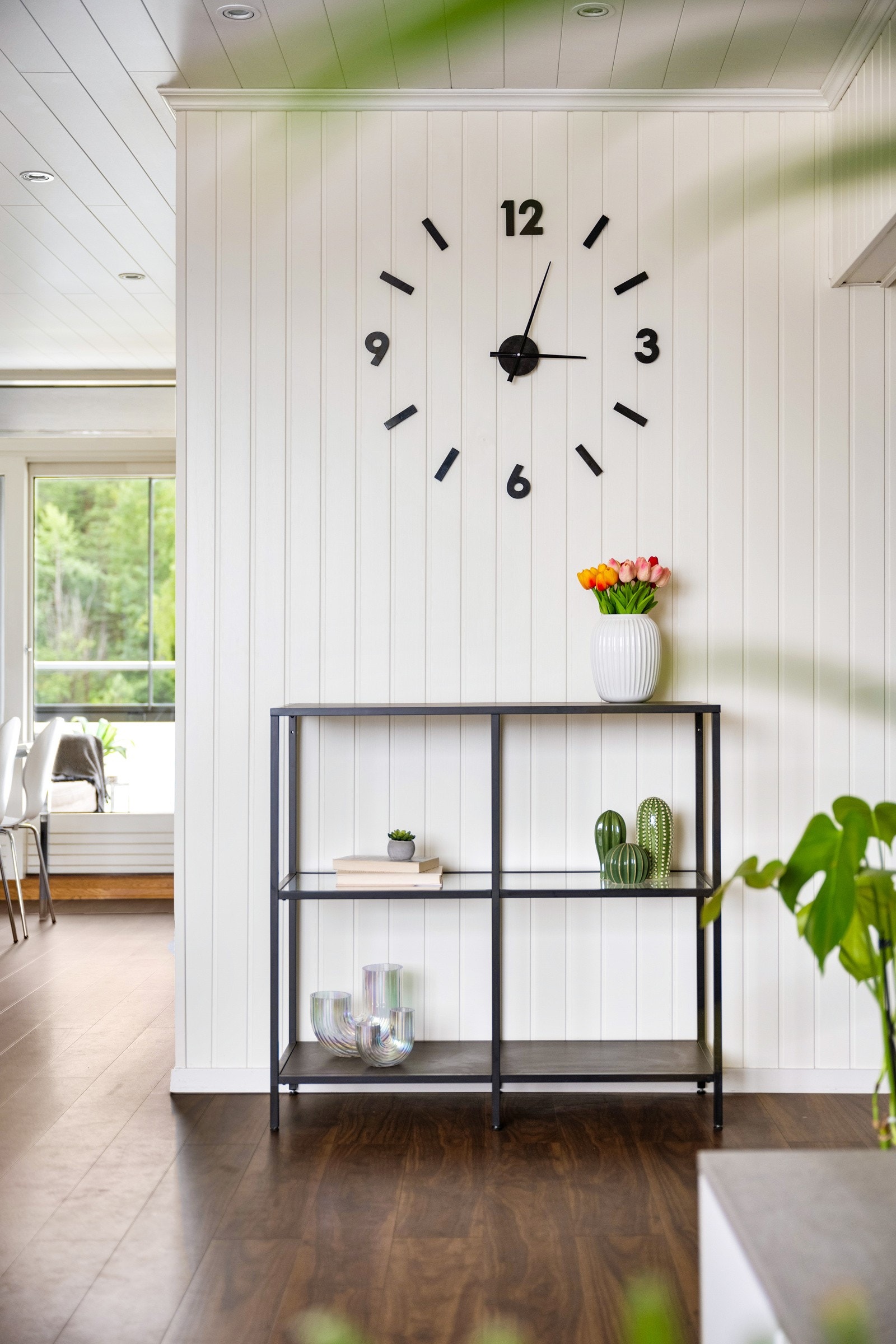 Dagslyset suppleres ypperlig av downlights rundt hele himlingen, og en skyvedør i glass fører ut til balkongen - en flott romforlengelse gjennom hele året. Galleribilde