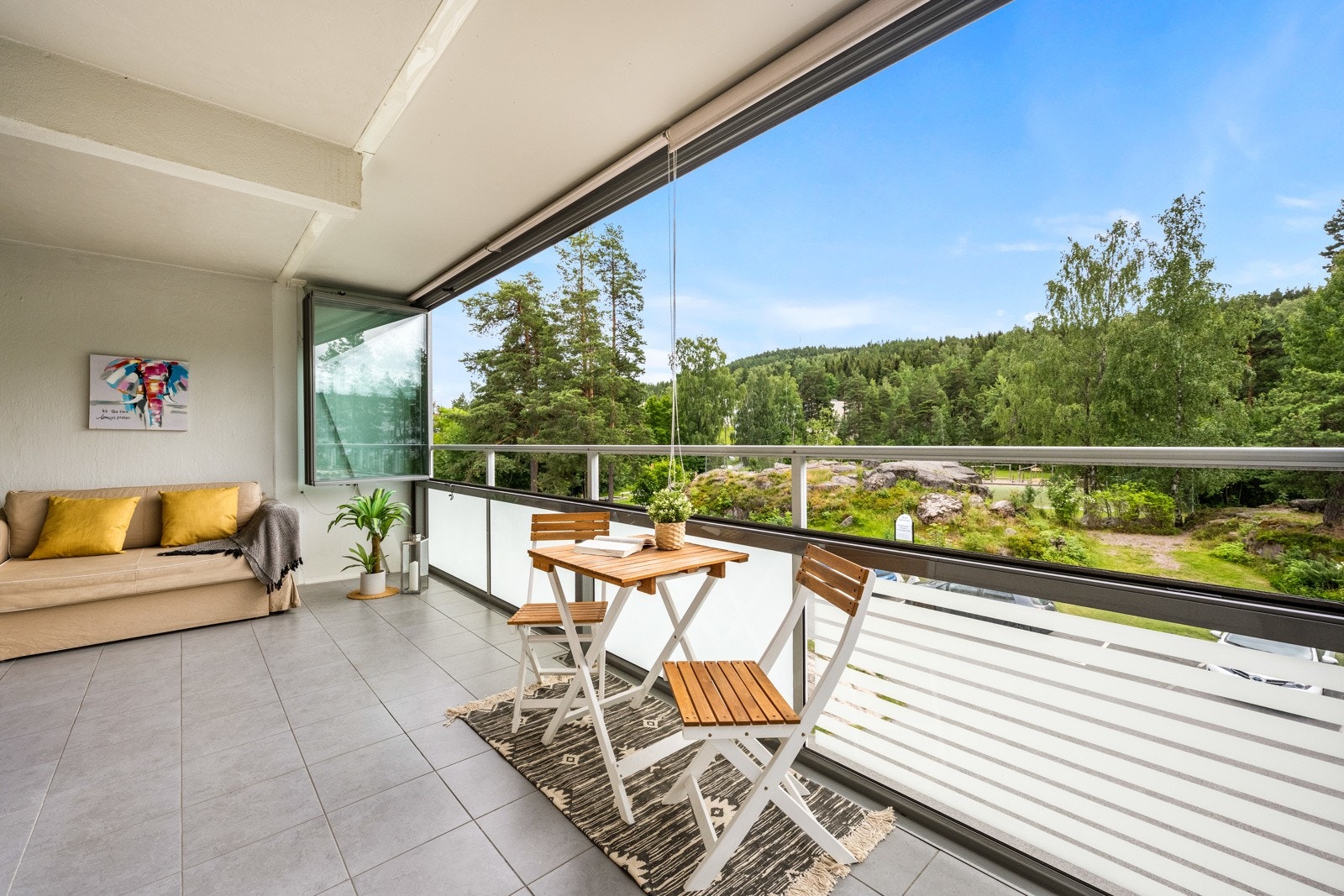 Privatmegleren ved Magnus Fevang Landgraff har gleden av å presentere denne store, meget pene 3-romsleiligheten med innglasset balkong. Galleribilde