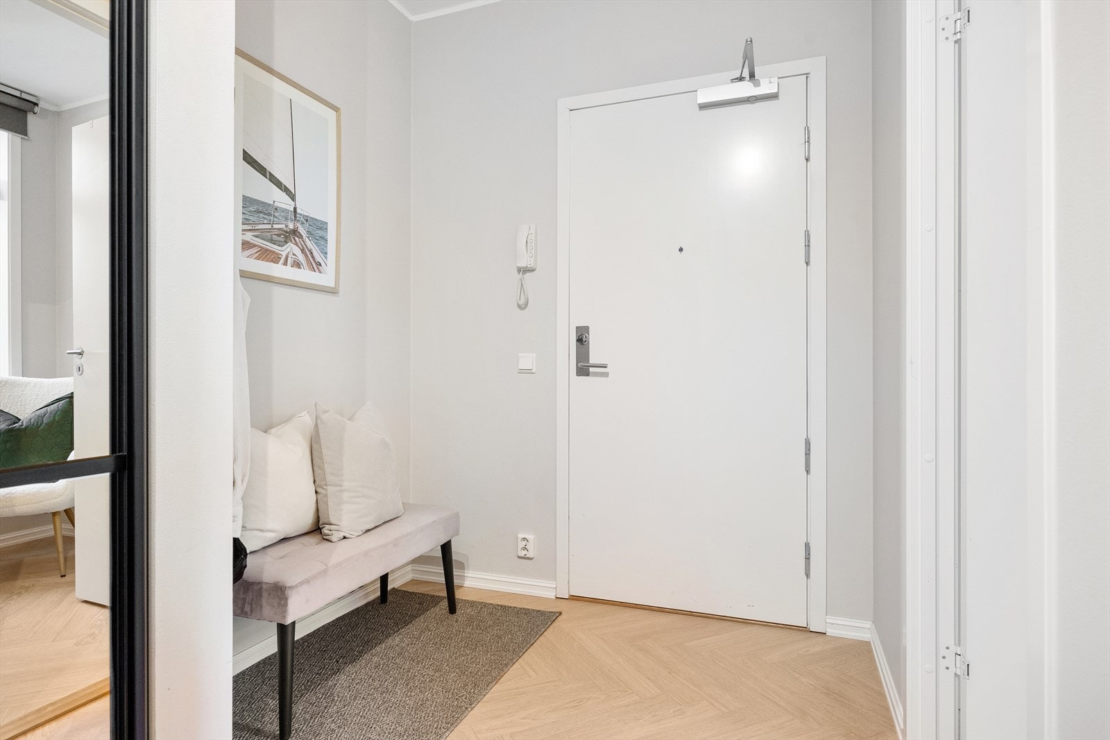 Leiligheten har adkomst via heis og felles trappeoppgang, som er utstyrt med porttelefon. Galleribilde