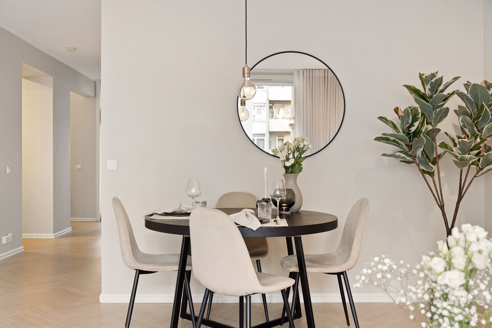 I stuen er det god plass til et hyggelig spisebord - perfekt for å invitere gjester. Galleribilde