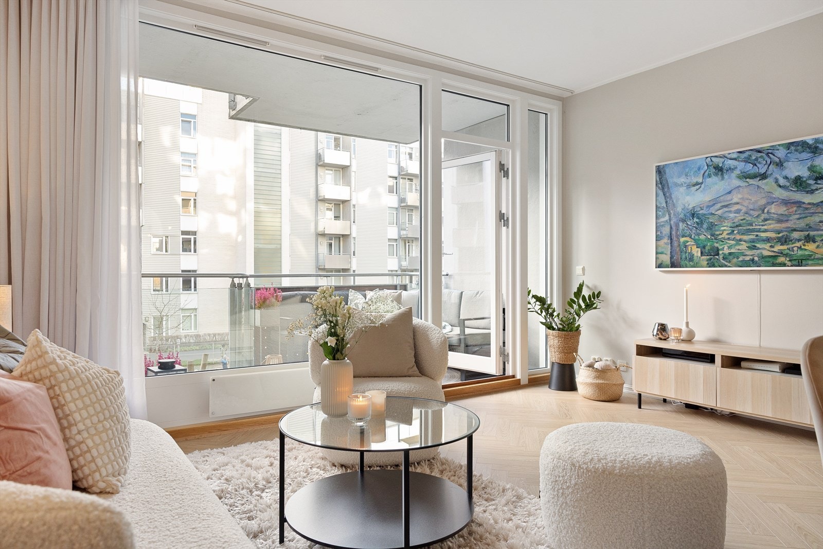 Stuen er lys og luftig med store vindusflater som sørger for rikelig med innslipp av naturlig lys. Galleribilde