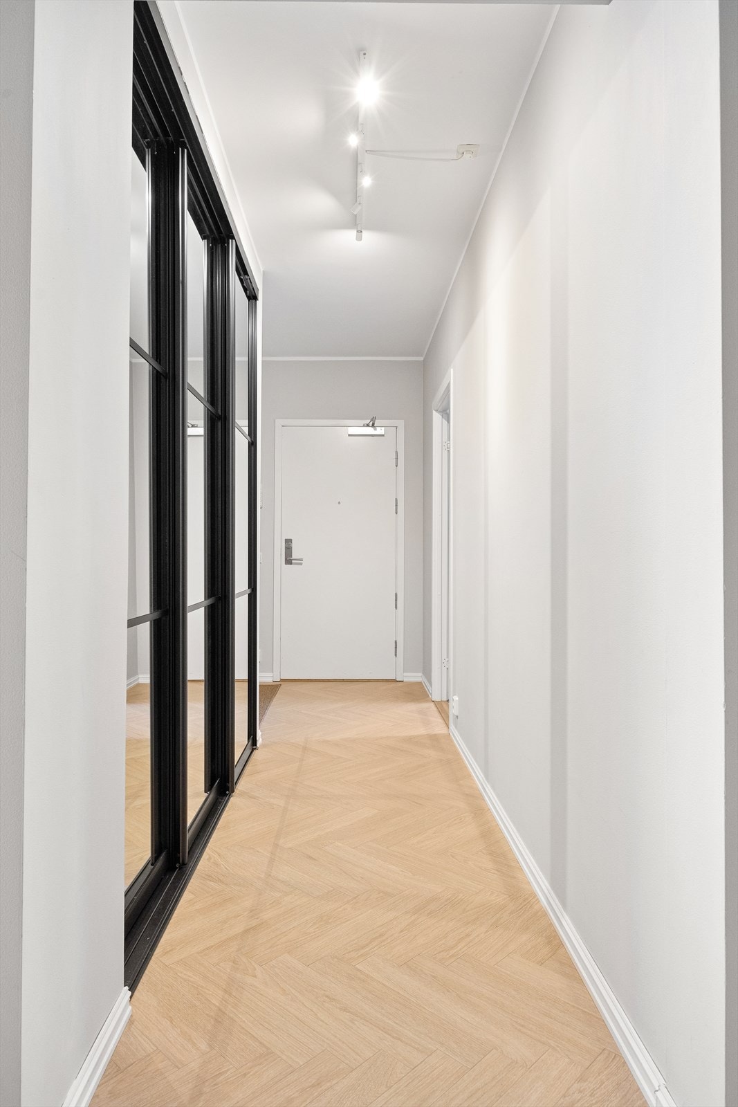 Leiligheten har en innbydende entré/gang som skaper et umiddelbart godt førsteinntrykk. Galleribilde