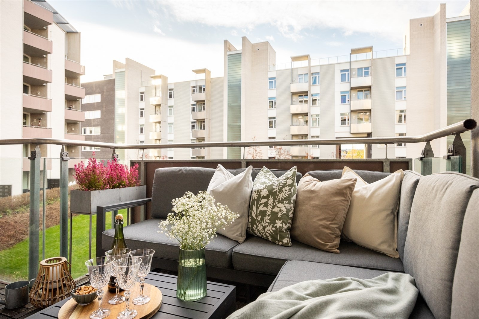 I vår- og sommerhalvåret blir balkongen som en forlengelse av stuen og innbyr til mer samvær og fine stunder med familie og venner. Galleribilde
