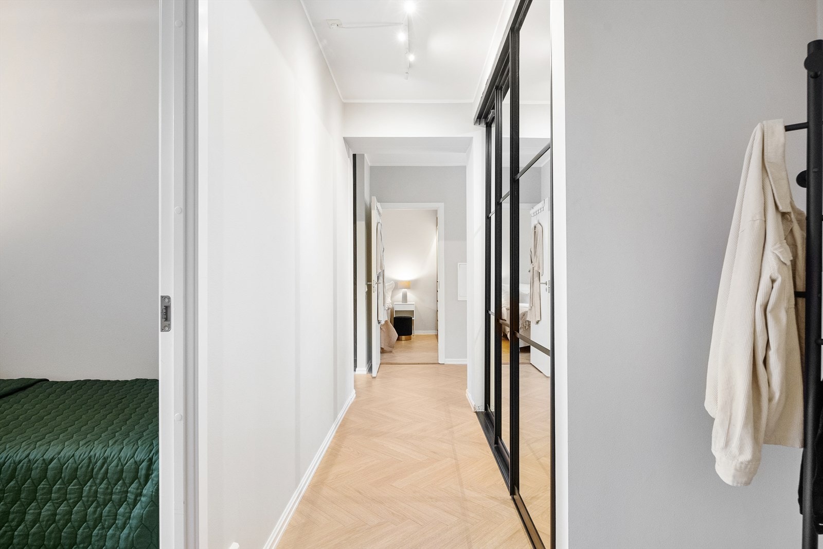 Fra gangen er det adkomst til boligens to soverom. Galleribilde